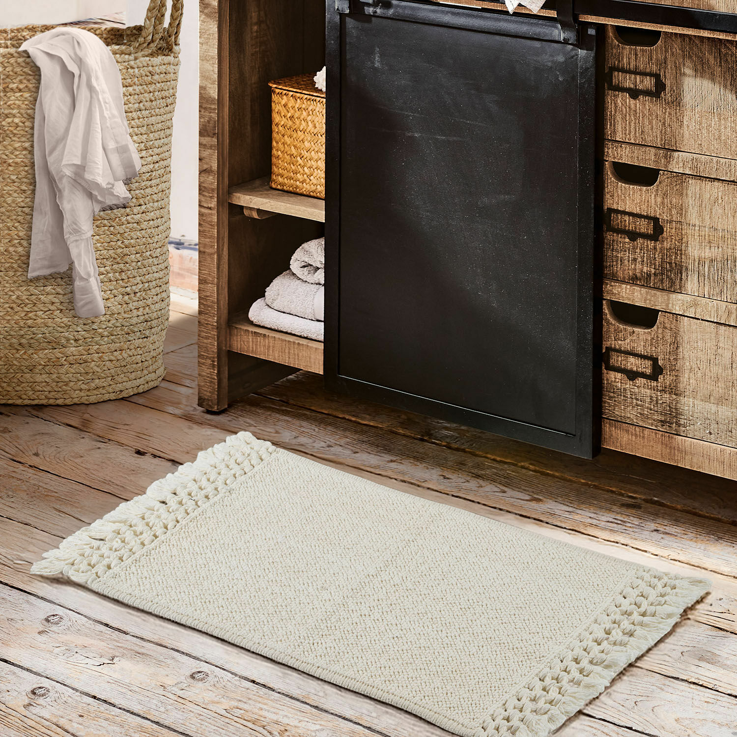 Lot de 2 tapis de bain Faelwyn Tapis en coton crème avec franges sur un sol en bois dans une salle de bain, décoration intérieure