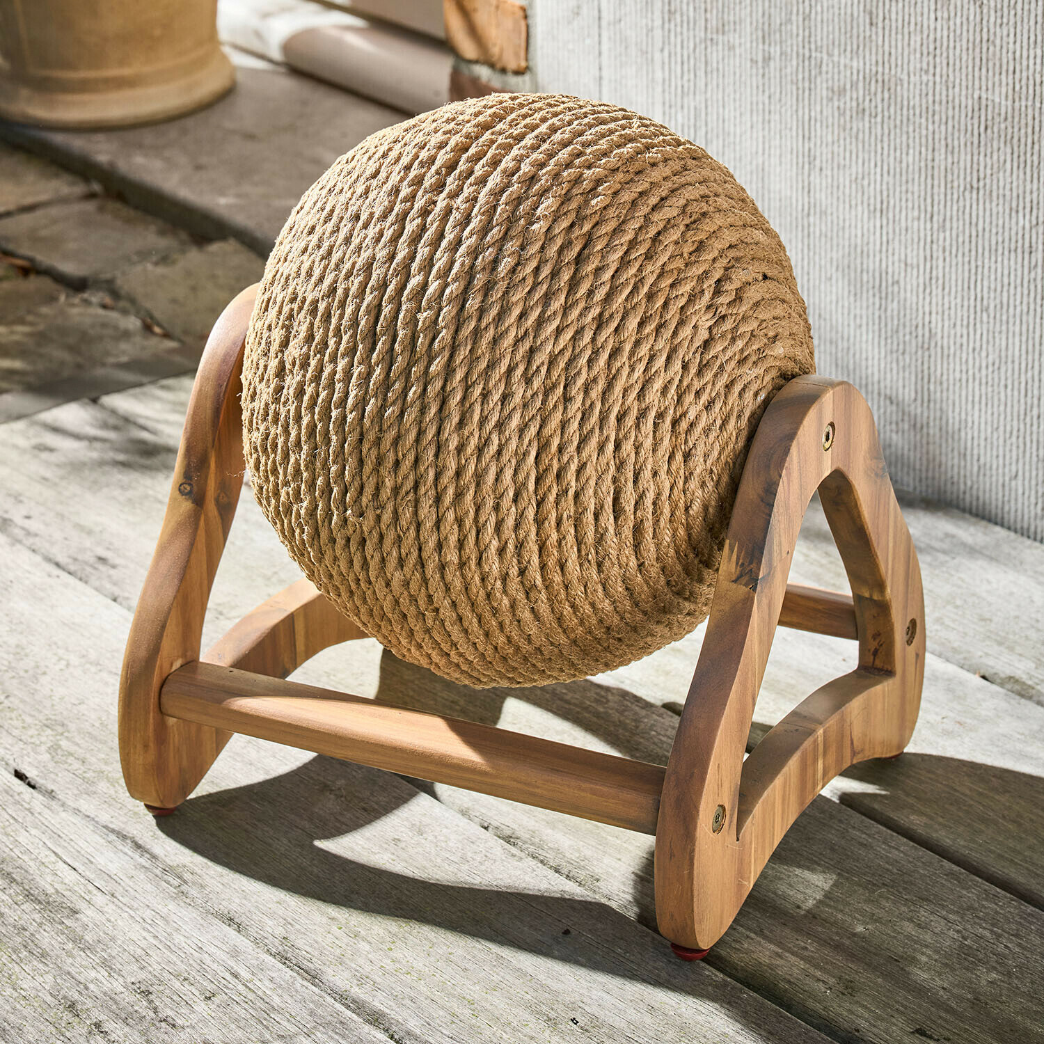Balle-griffoir Laredina Griffoir rond pour chat en corde naturelle avec base en bois clair pour intérieur cosy