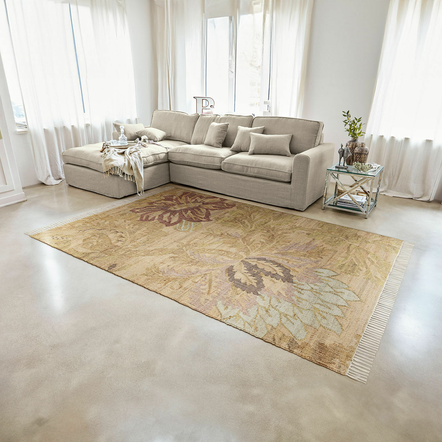 Tapis Willeque Tapis beige à motif floral sur sol clair dans un salon moderne avec canapé beige