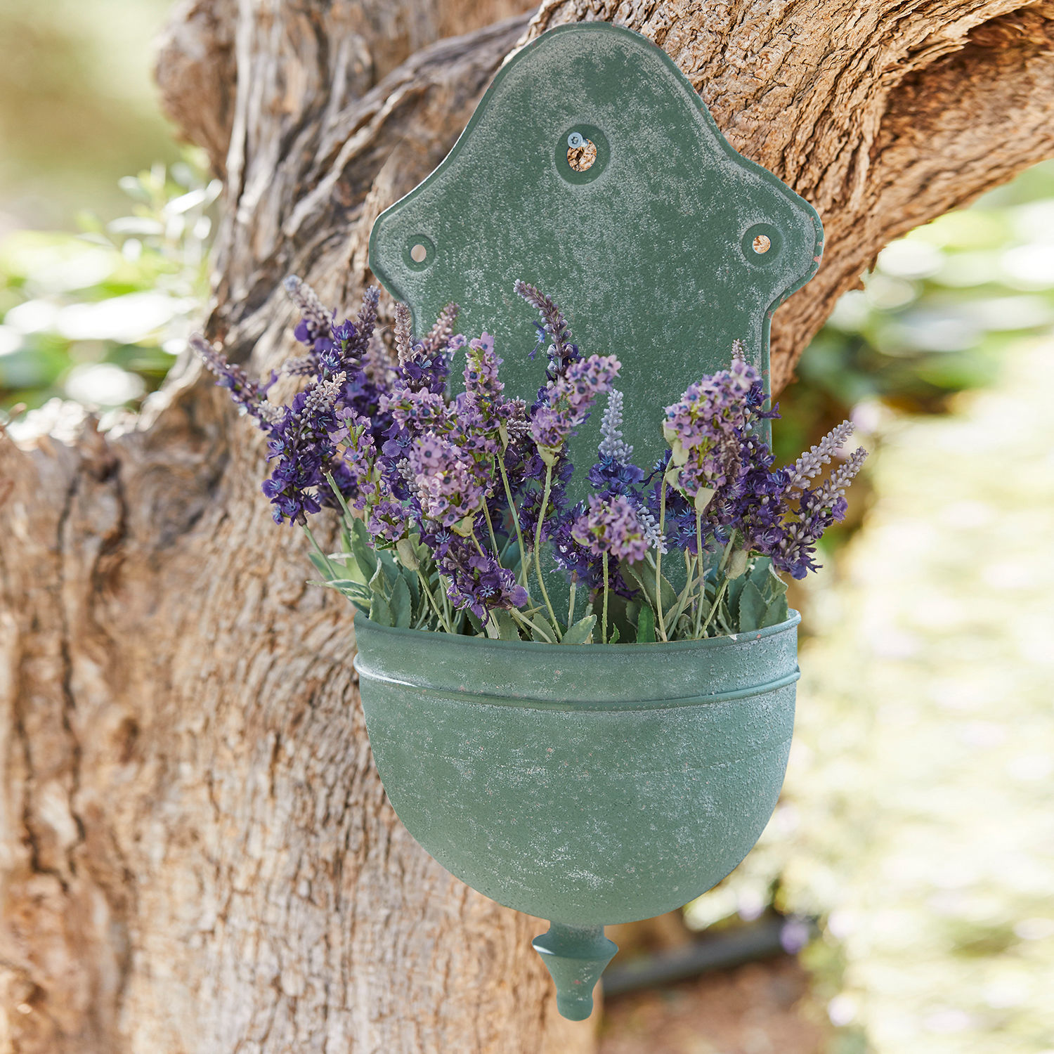 Pot de fleurs fontaine Sedan Jardinière murale en métal vert avec fleurs de lavande violettes pour décoration extérieure