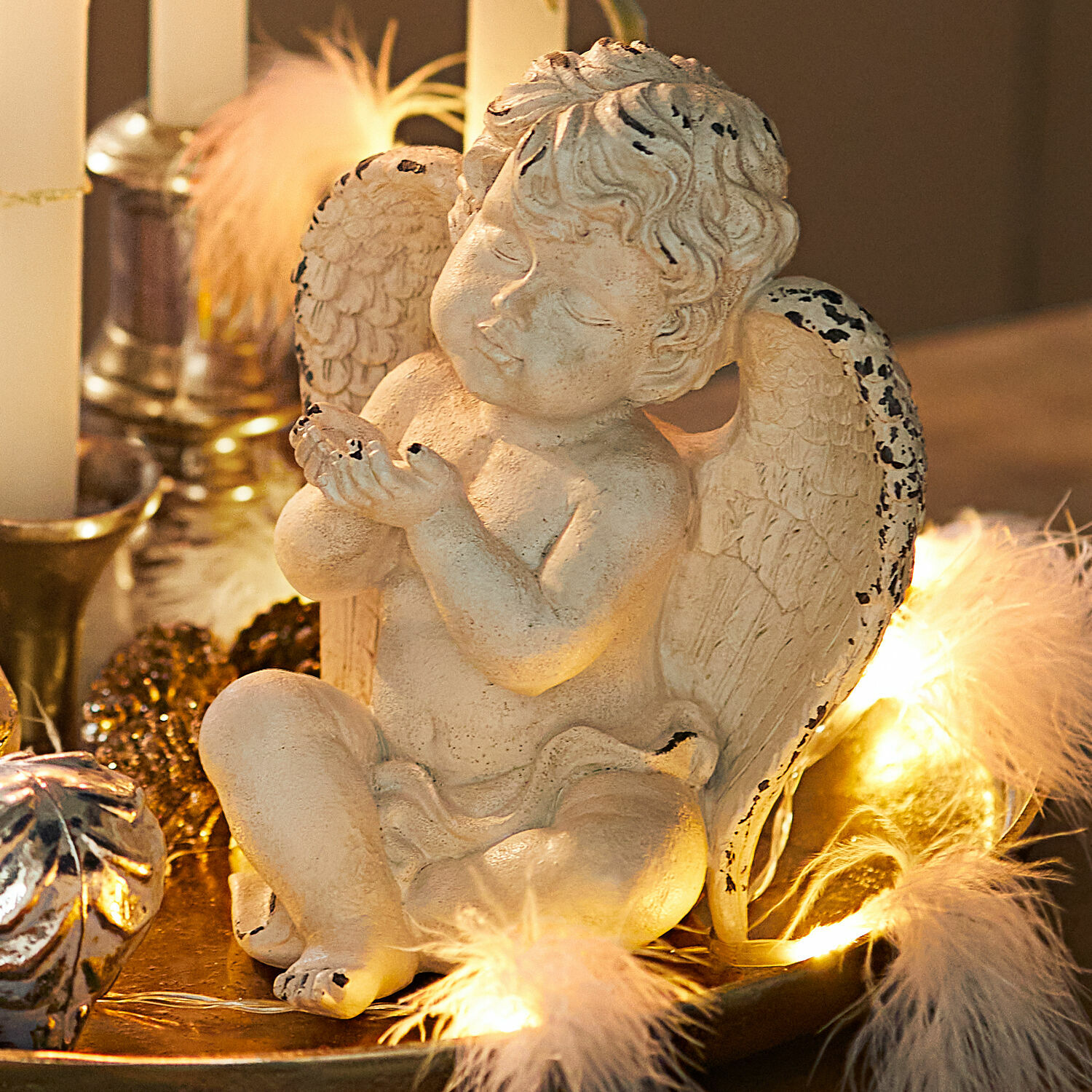 Ange décoratif Virela Figurine d'ange en céramique blanche vieillie, décoration festive posée sur un plateau doré