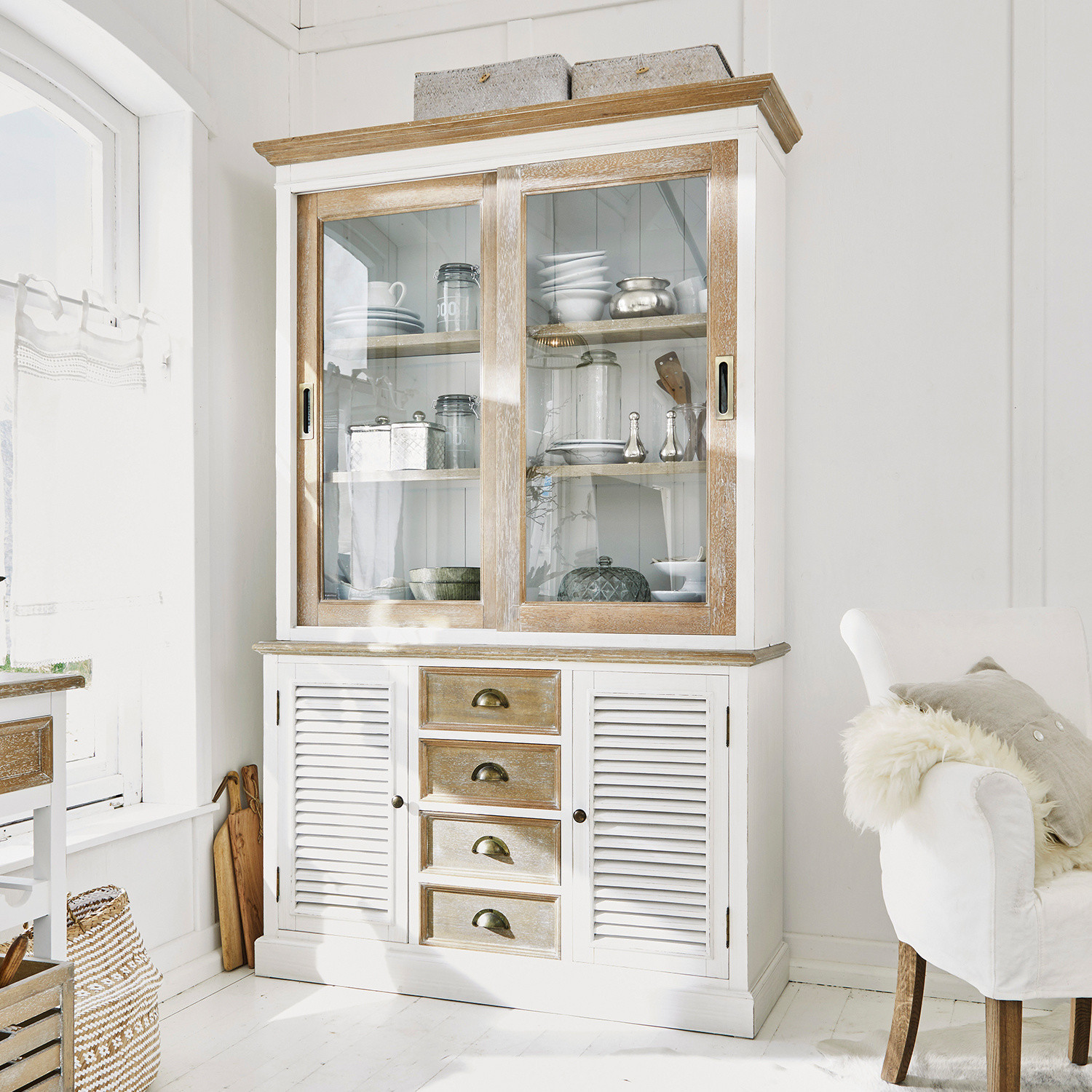 Armoire Moosehide Vitrine en bois blanc avec portes coulissantes en verre et tiroirs dans un style rustique