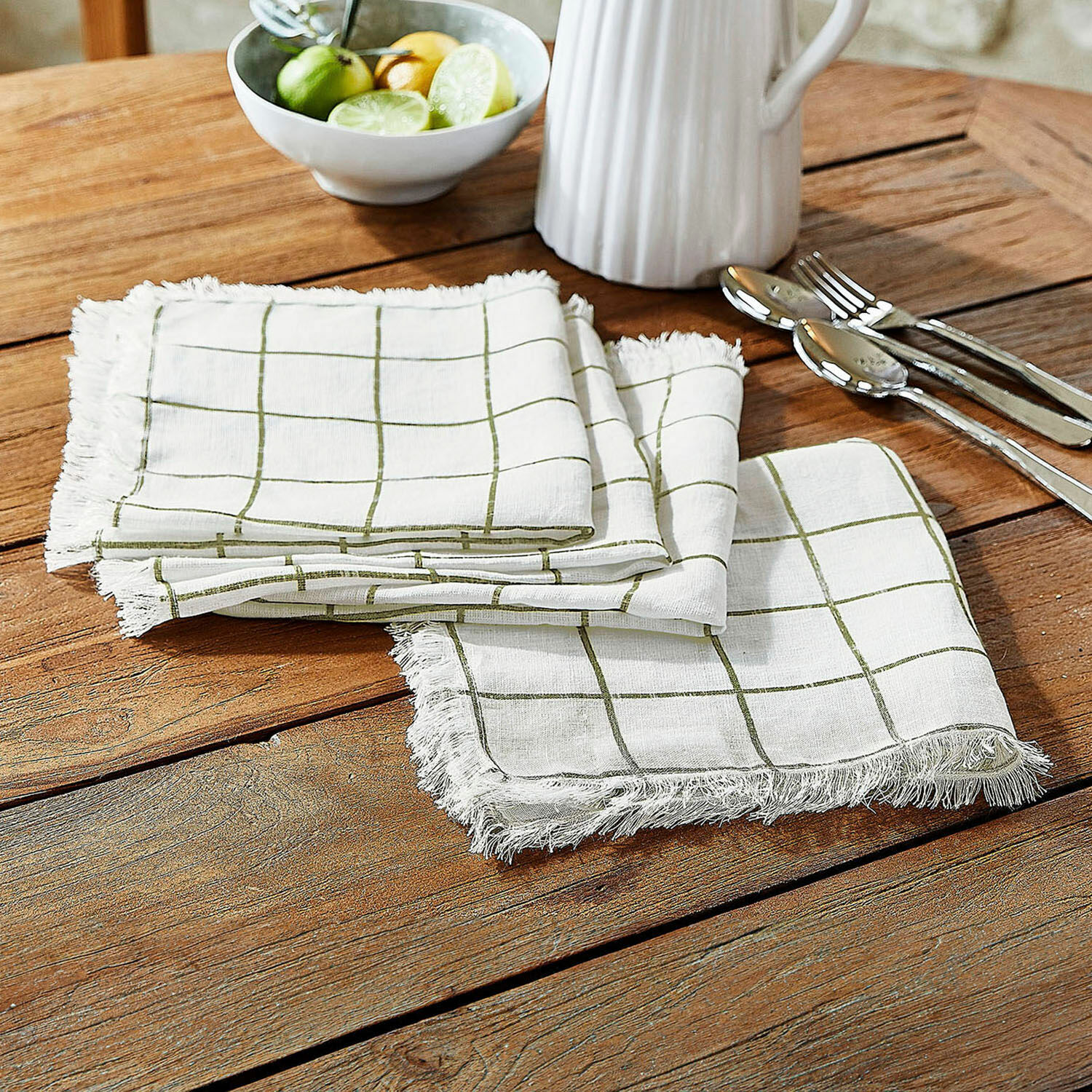 Lot de 4 serviettes de table Klivento Serviettes en lin blanc à carreaux verts avec franges sur table en bois pour décoration de table