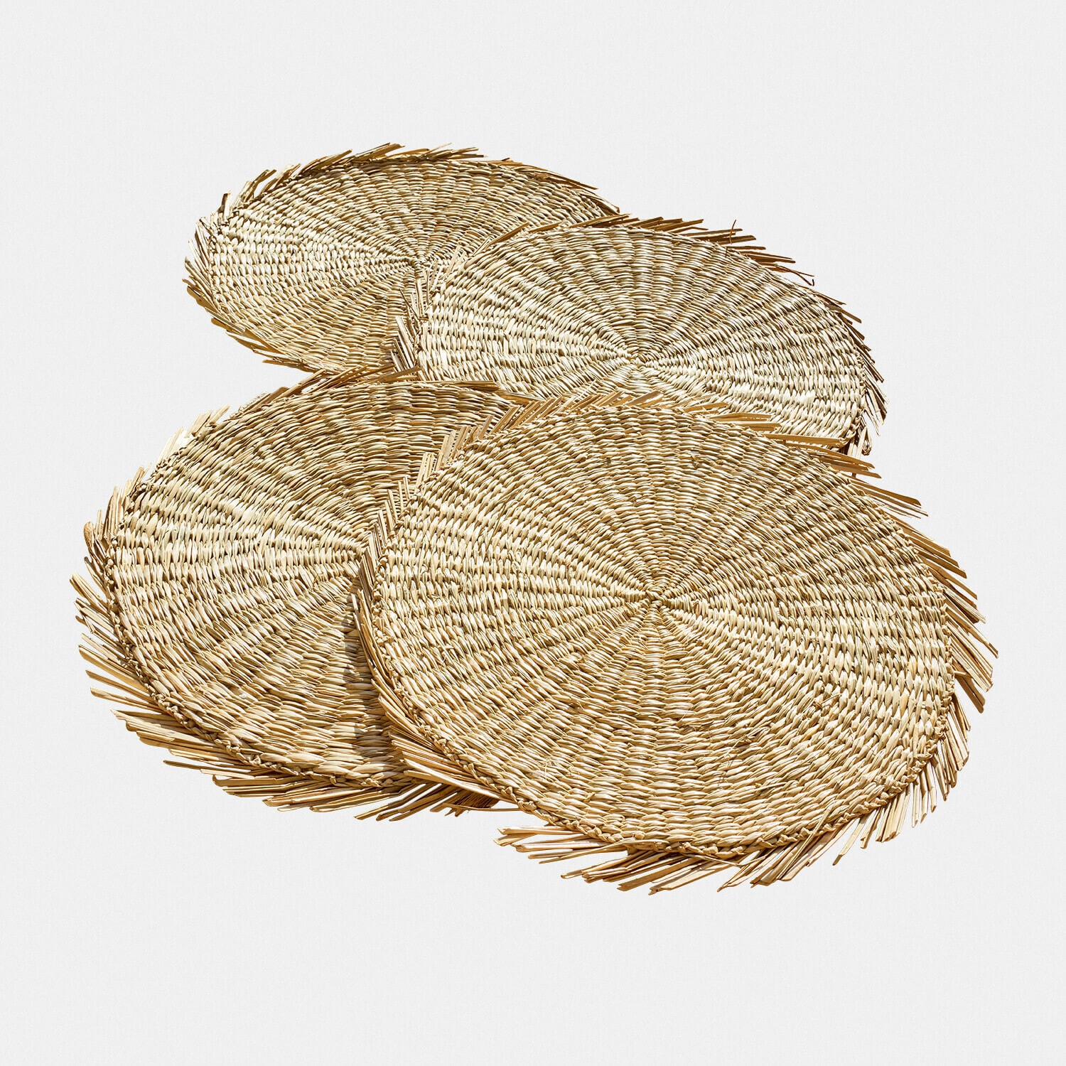 Lot de 4 sets de table Nuviras Ensemble de quatre sets de table ronds en paille naturelle de couleur beige clair