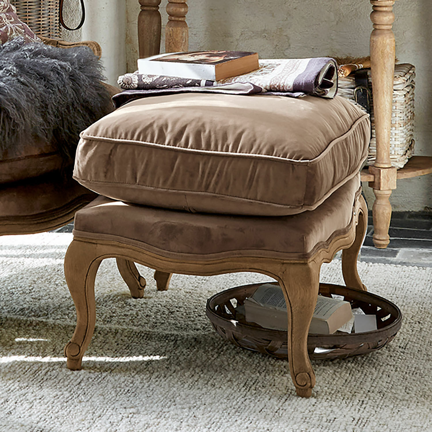 Tabouret Corlay Repose-pieds beige en velours doux avec cadre en bois sculpté style vintage