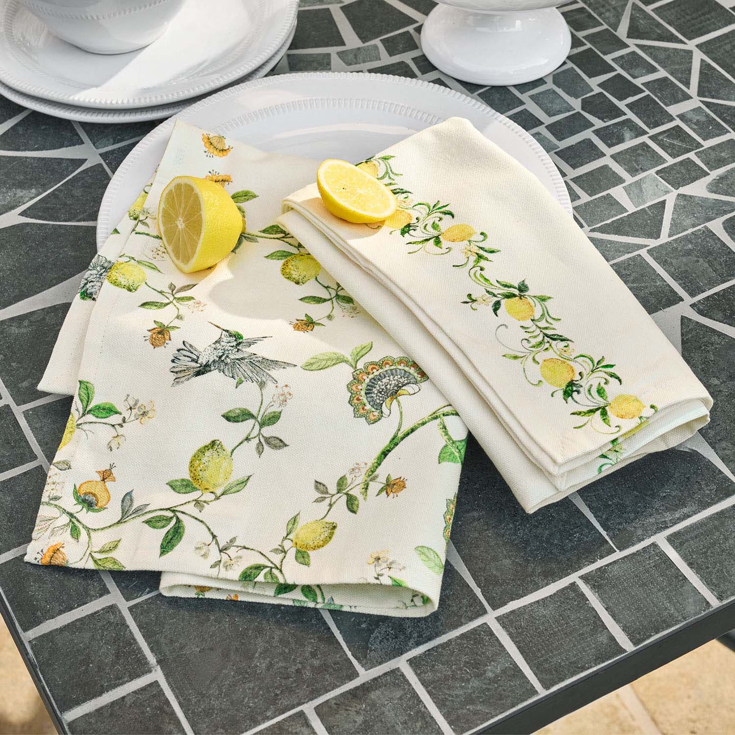 Serviettes en lin avec motif citron et oiseaux sur table en pierre grise, décoration de table
