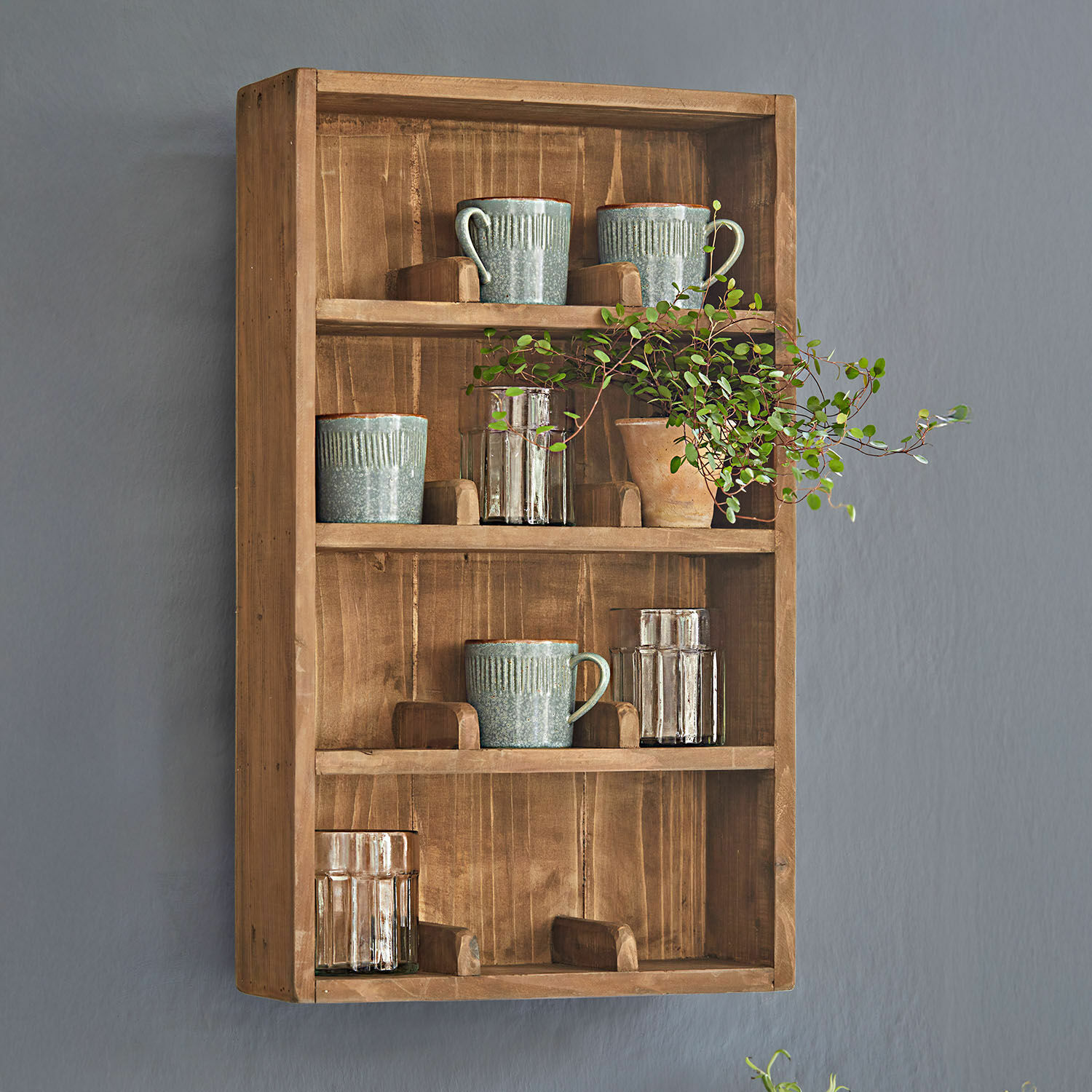 Étagère murale Sunnybrook Étagère murale en bois naturel avec tasses en céramique et verres, rangement pratique pour cuisine