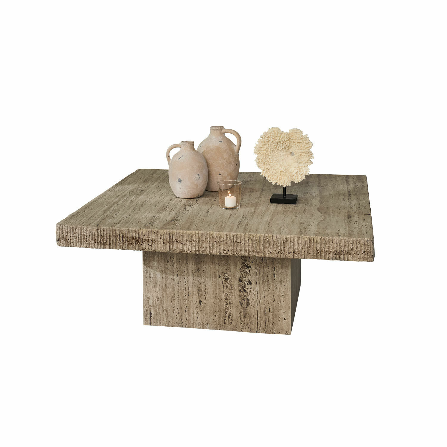 Table basse Gainsbury Table basse carrée en travertin beige avec des jarres décoratives et une bougie allumée