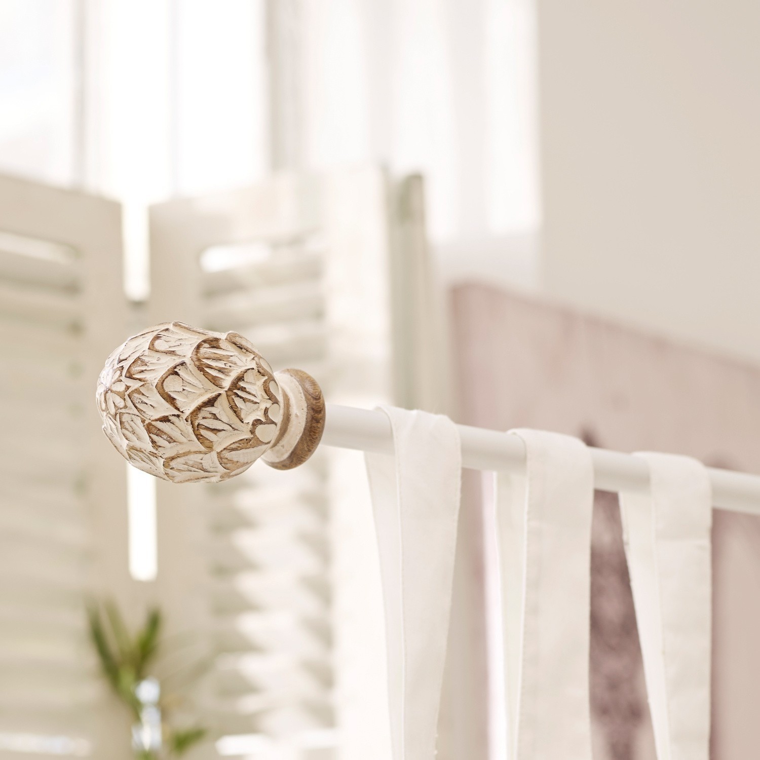 Tringle à rideaux Keene Embout de tringle à rideau en bois blanc sculpté avec motif décoratif pour fenêtres