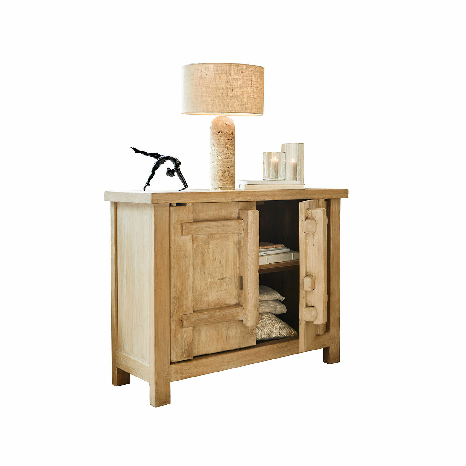 Commode Trésorique Buffet en bois naturel avec lampe et décorations, meuble de rangement pour salon élégant