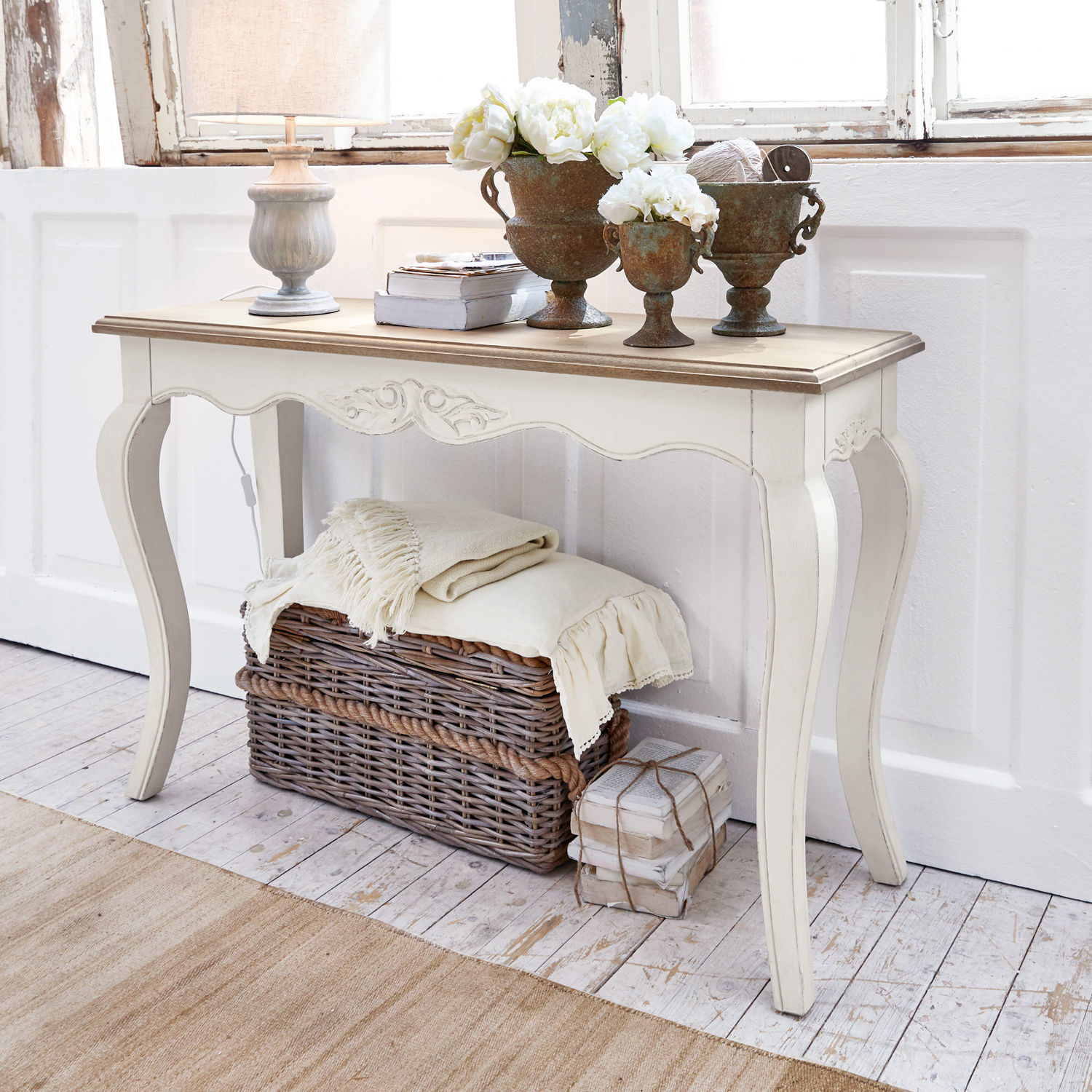 Console Bellerose Console en bois blanc avec plateau en bois naturel et pieds sculptés, décor vintage élégant