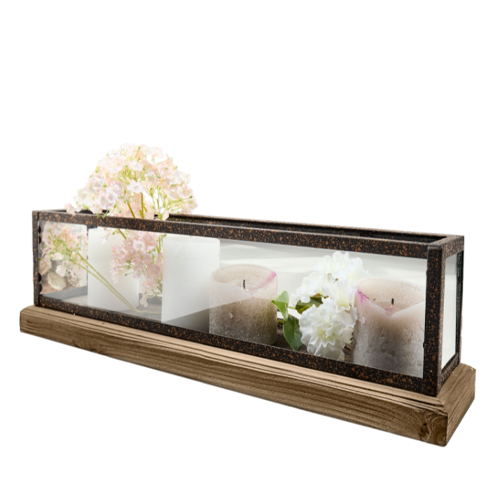 Bougeoir rectangulaire en verre et métal sur base en bois avec fleurs décoratives et bougies