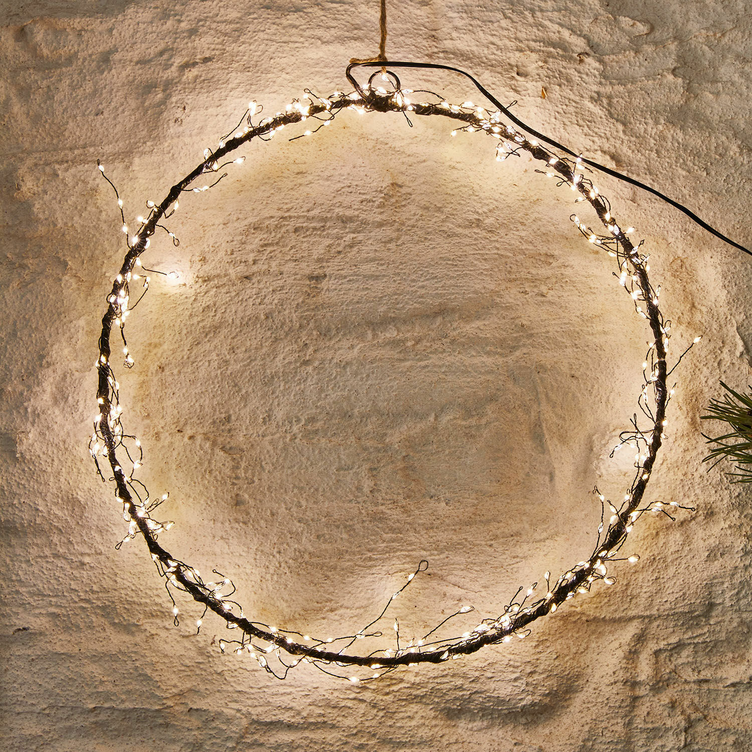 Couronne en LED Estavino Couronne ronde en métal fin avec guirlande LED blanc chaud pour décoration murale