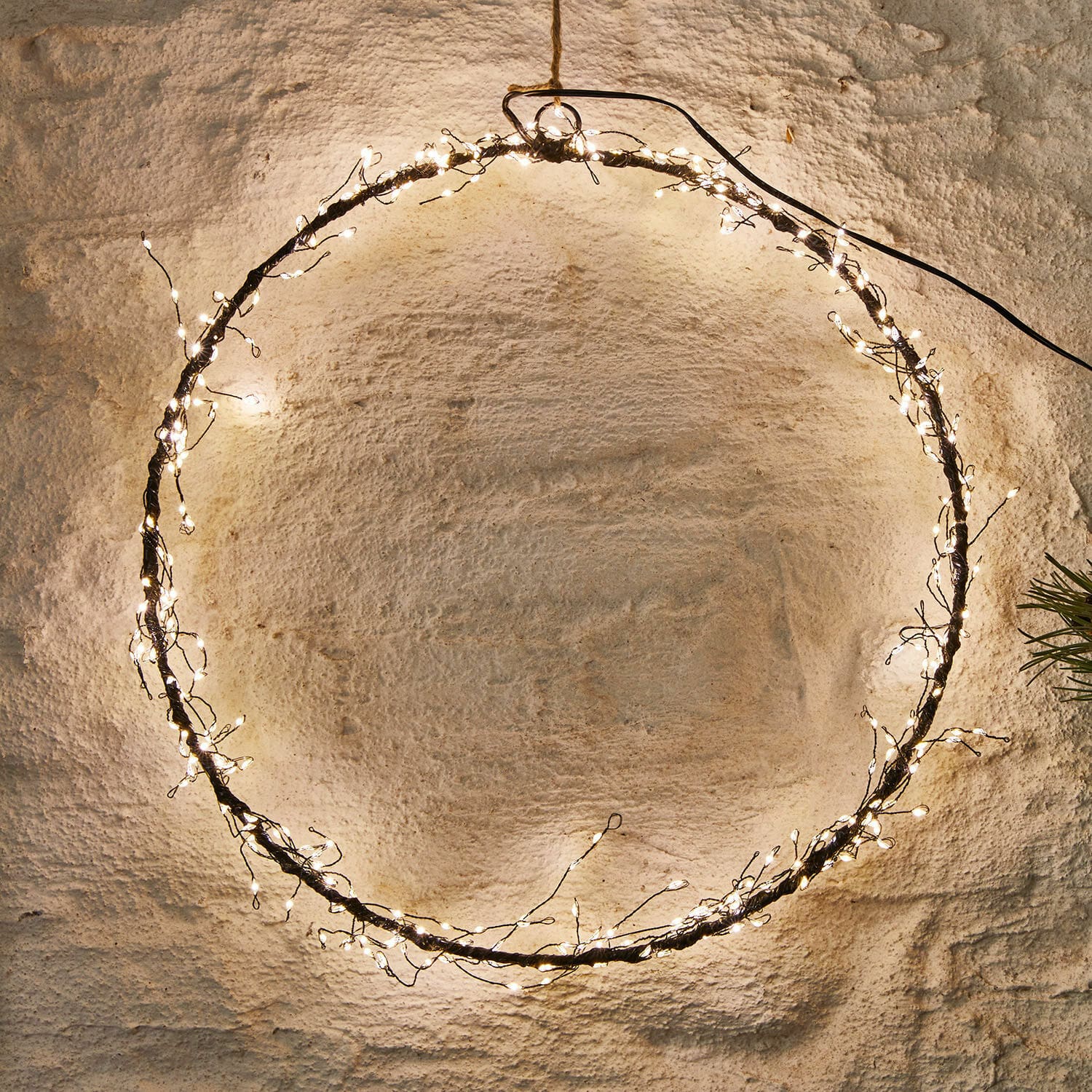 Couronne en LED Estavino Couronne ronde en métal fin avec guirlande LED blanc chaud pour décoration murale