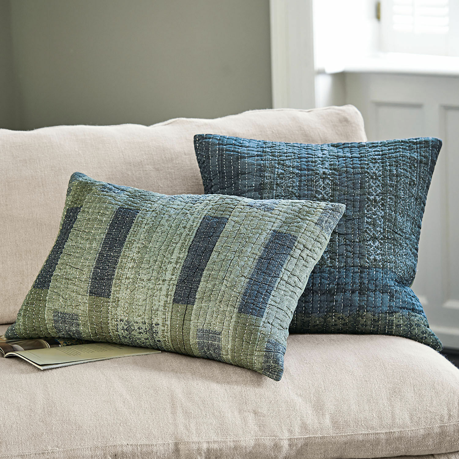 Housse De Coussin Loberon Elvaris - Motif Cerf Et Forêt Enneigée - Broderies Et Paillettes - Taille 50x50 Cm - Vert/marron