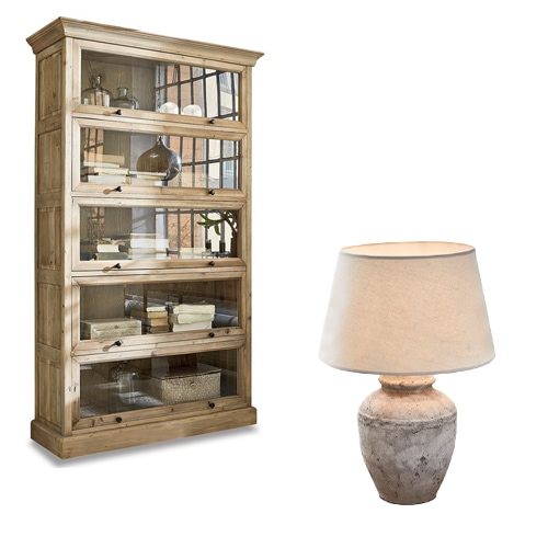 Vitrine en bois avec portes vitrées et lampe de table avec abat-jour beige, style rustique