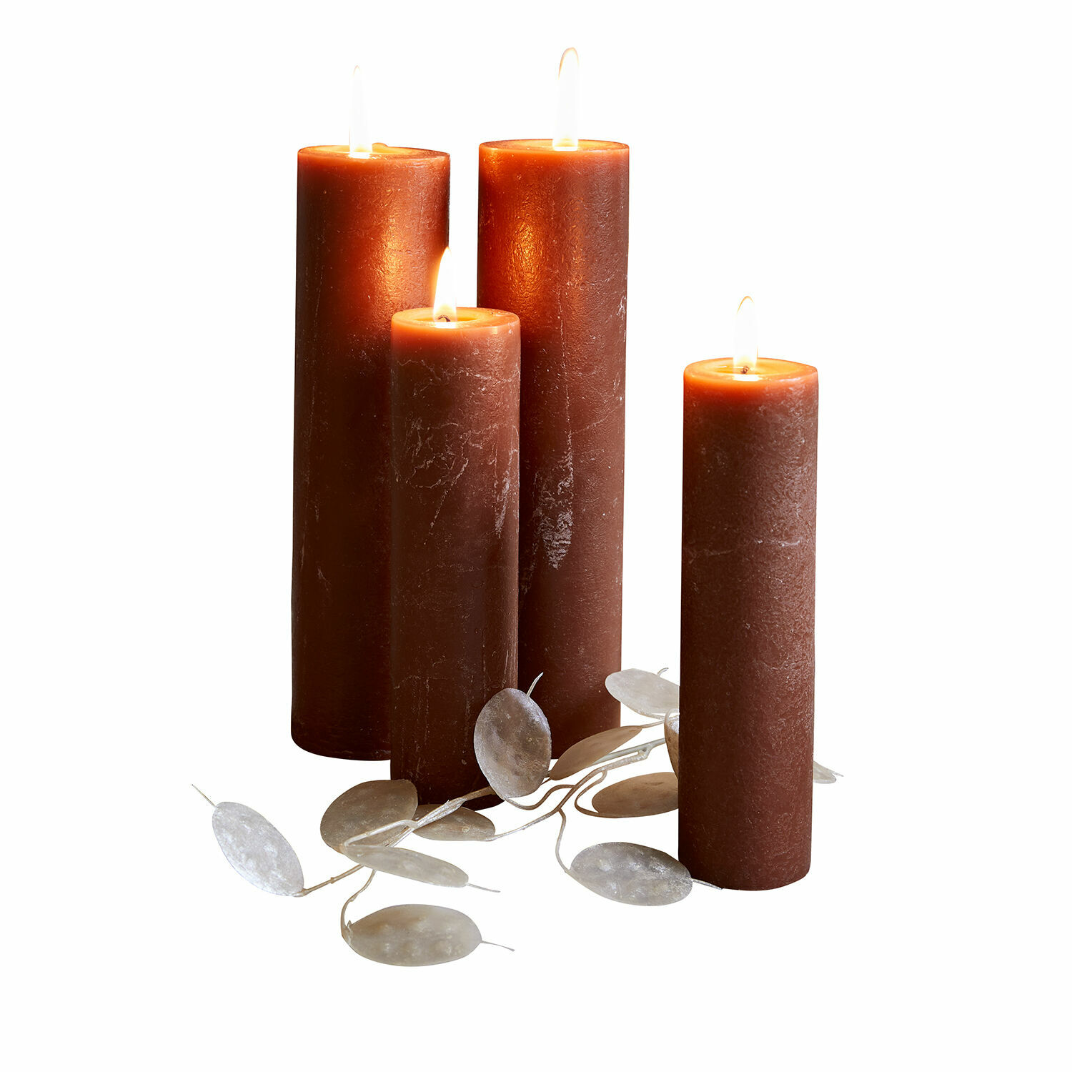 Lot de 4 bougies Avinal Ensemble de quatre bougies brunes en cire naturelle avec feuilles décoratives, parfait pour la décoration intérieure