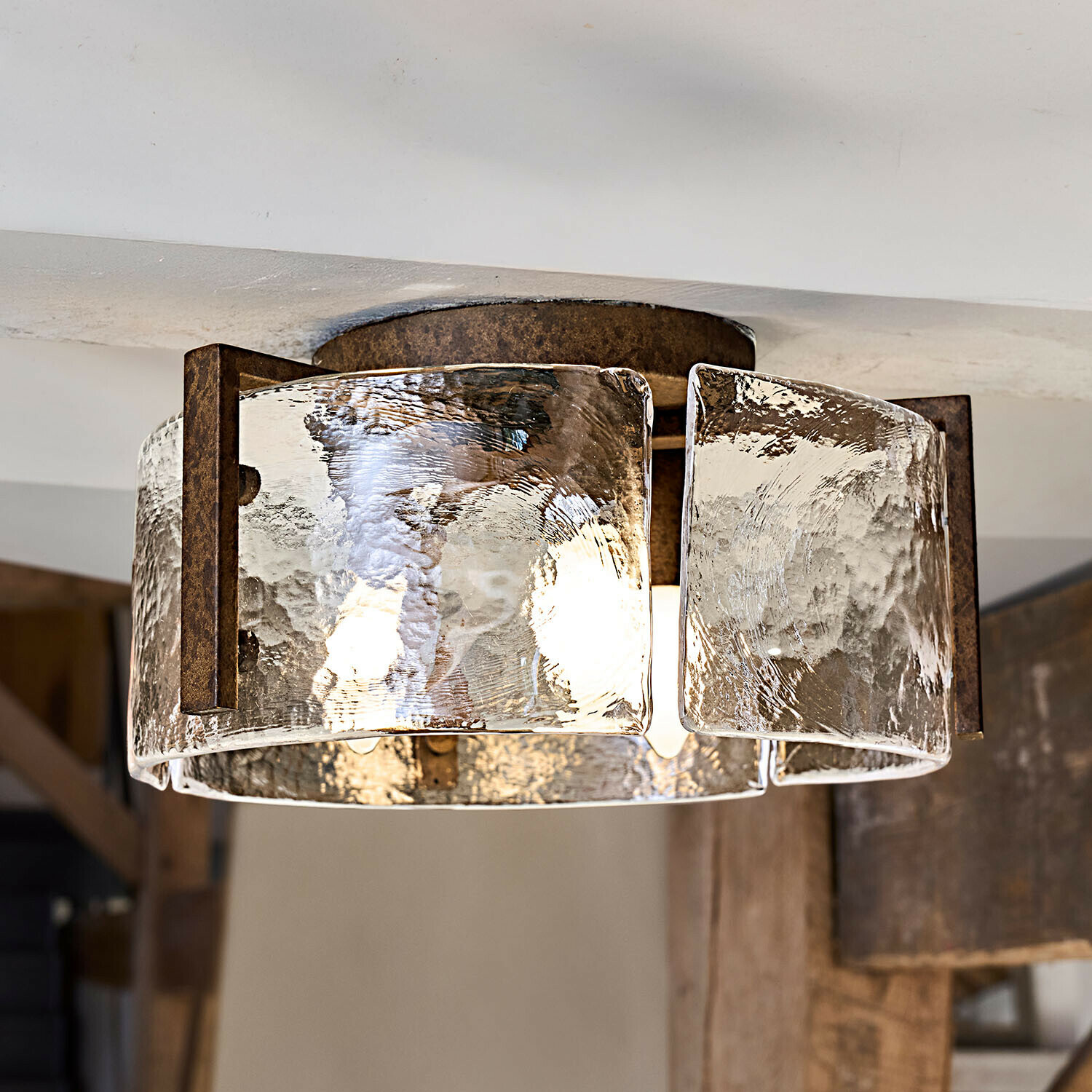 Plafonnier Tiviano Plafonnier en verre texturé avec cadre métallique rouillé, design rustique chaleureux