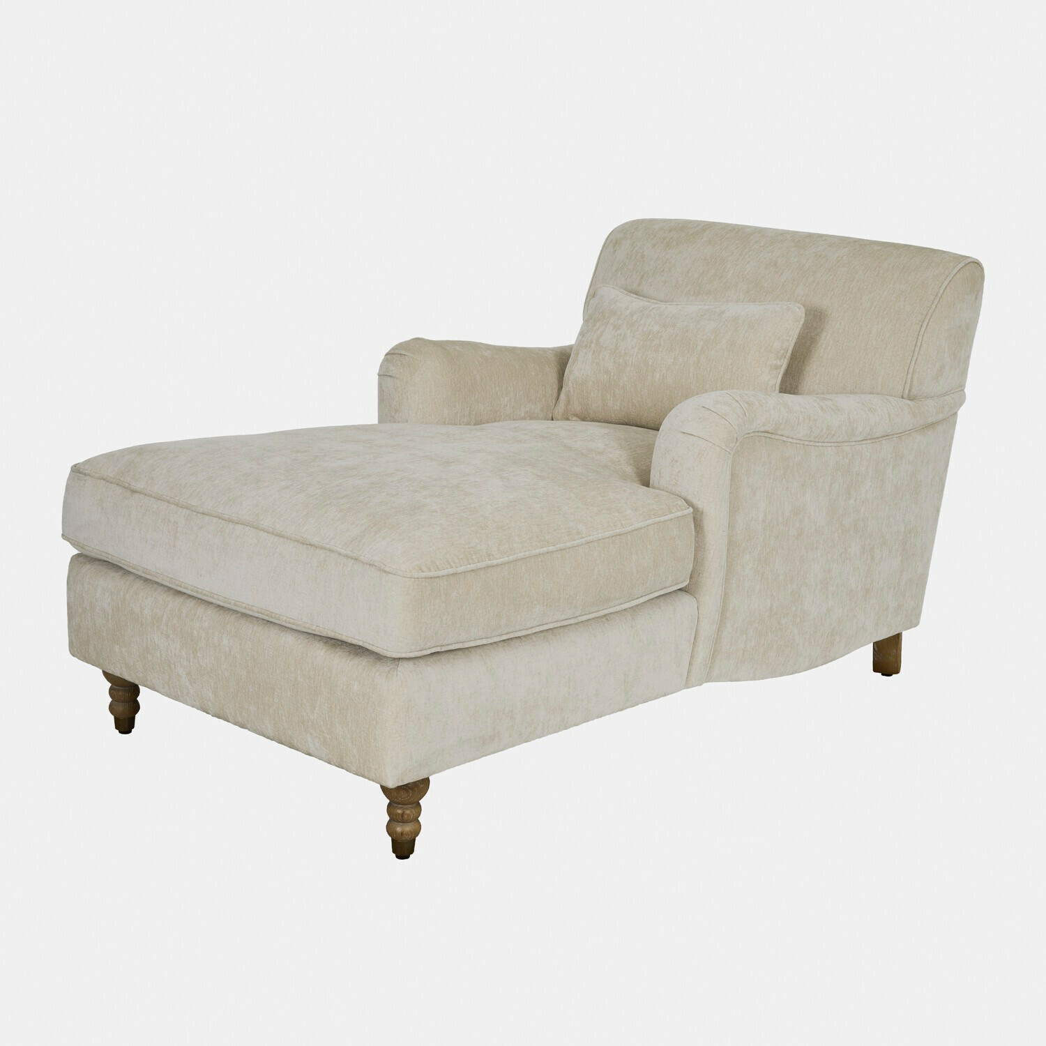 Chaise longue beige en tissu doux avec pieds en bois et coussin pour lecture confortable