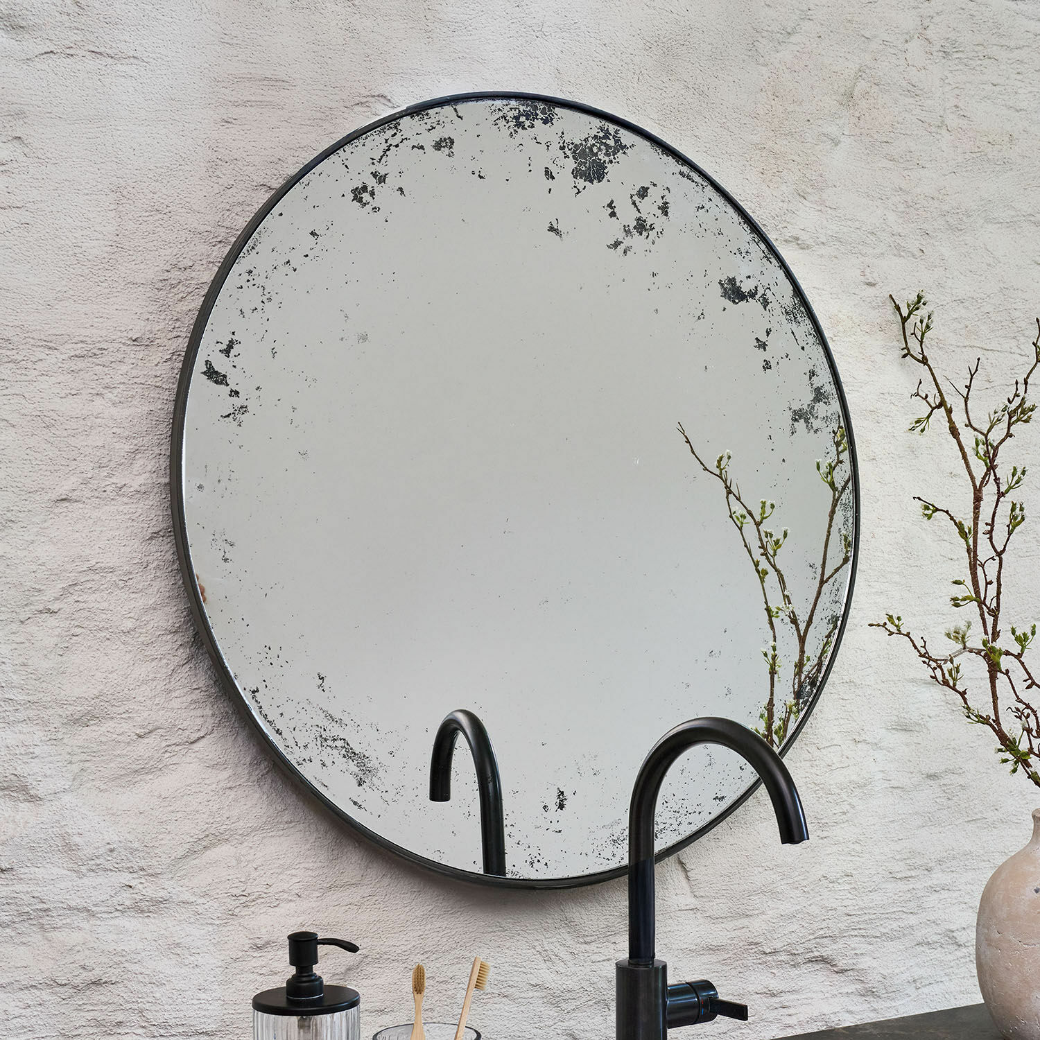 Miroir Taviero Miroir rond avec cadre en métal noir vieilli sur mur blanc, décoration élégante pour salle de bain