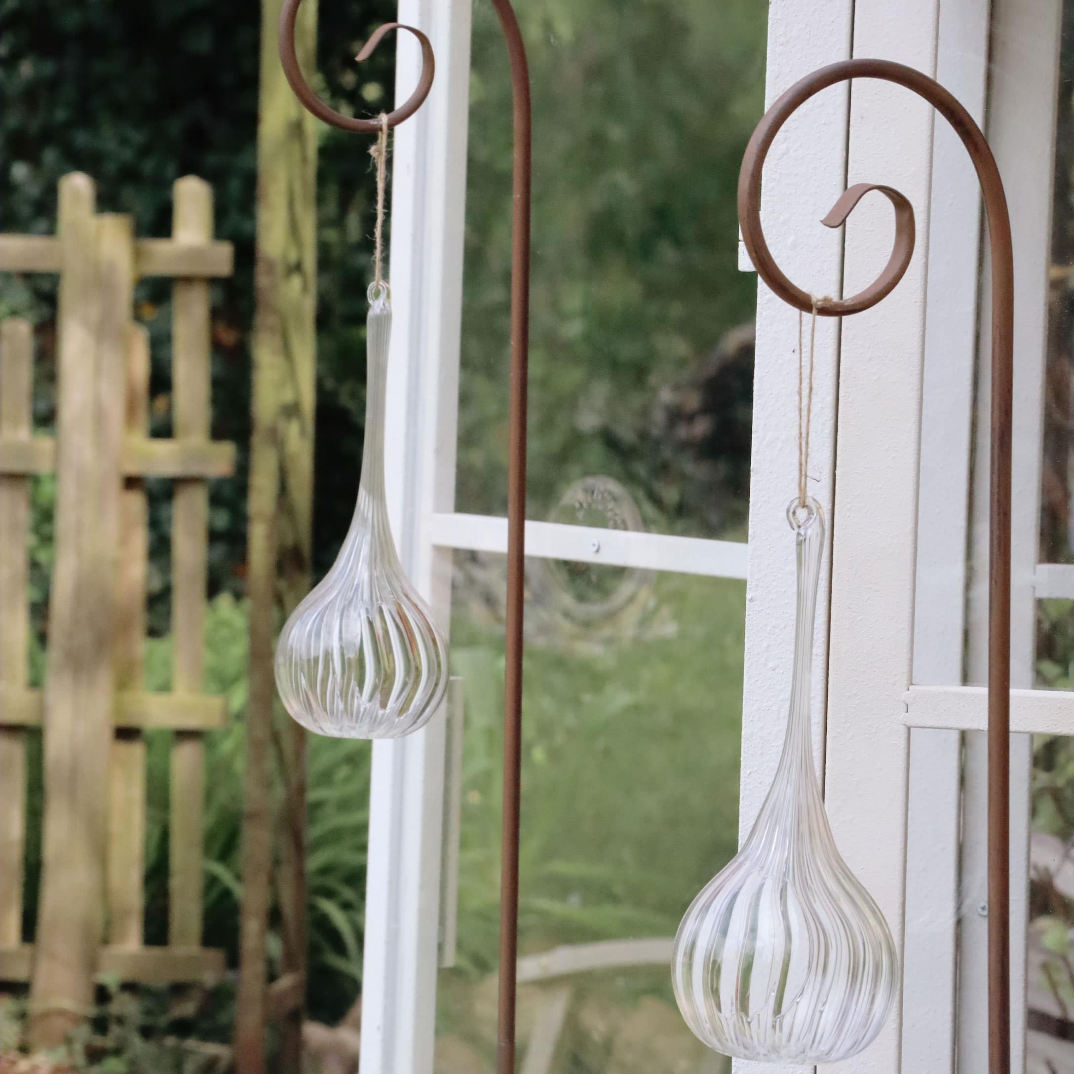 Décoration de jardin en verre suspendue à un crochet en métal de style rustique