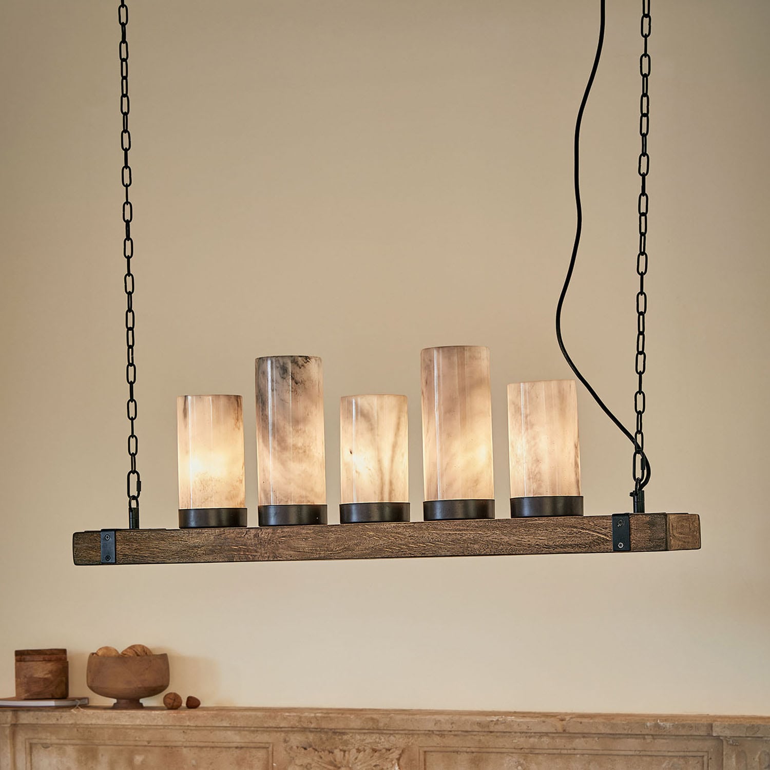 Suspension avec cinq abat-jours en verre laiteux et base en bois, style rustique chaleureux