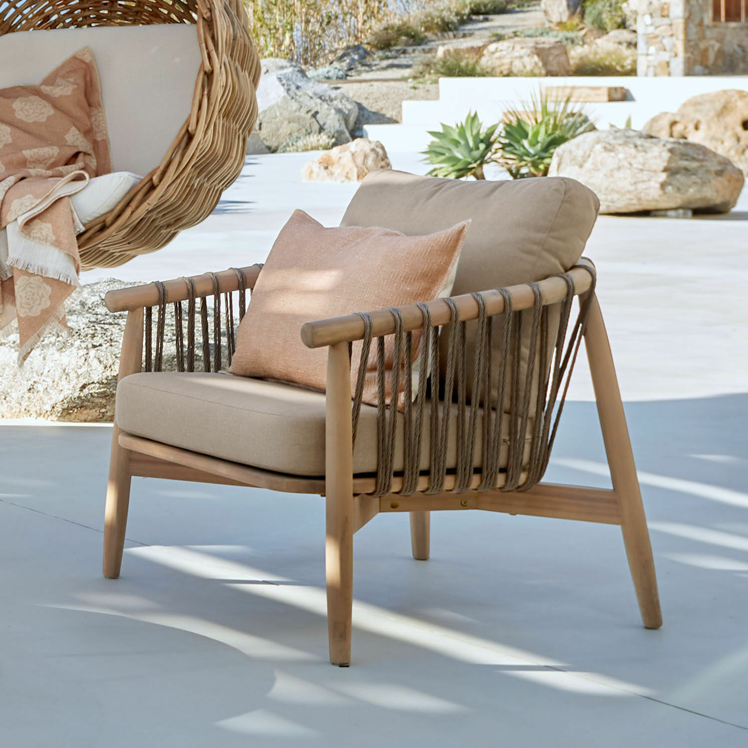 Fauteuil FSC®-100% Thornwick Fauteuil d'extérieur en bois et corde beige avec coussin, mobilier de terrasse moderne
