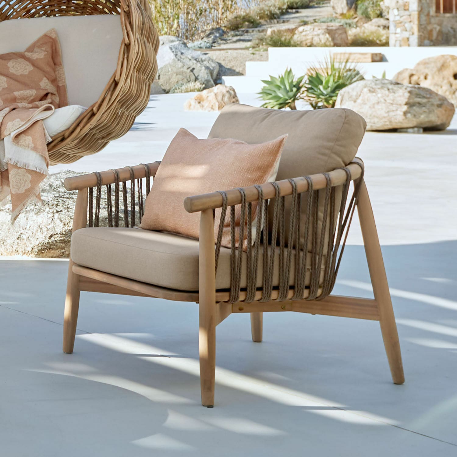 Fauteuil FSC®-100% Thornwick Fauteuil d'extérieur en bois et corde beige avec coussin, mobilier de terrasse moderne