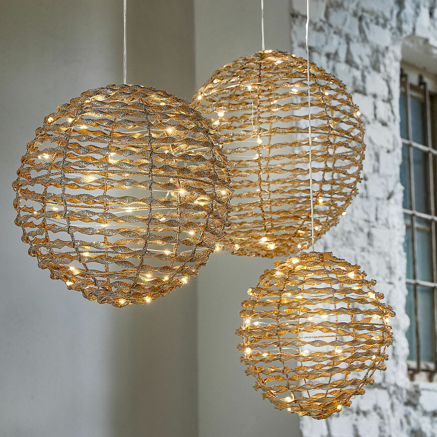Lot de 3 boules de Noël à LED Thalindra Trois sphères dorées en métal avec éclairage LED délicat pour décoration intérieure