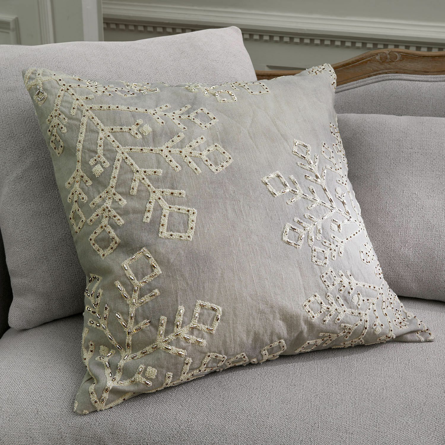 Housse de coussin Halezan Coussin décoratif beige avec broderie et sequins sur canapé gris clair, textile d'intérieur