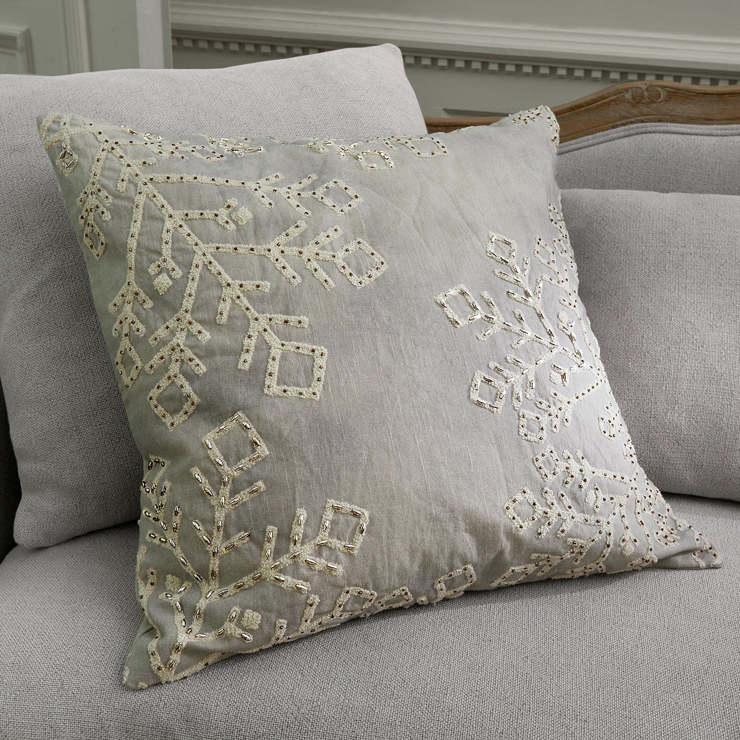 Housse de coussin Halezan Coussin décoratif beige avec broderie et sequins sur canapé gris clair, textile d'intérieur