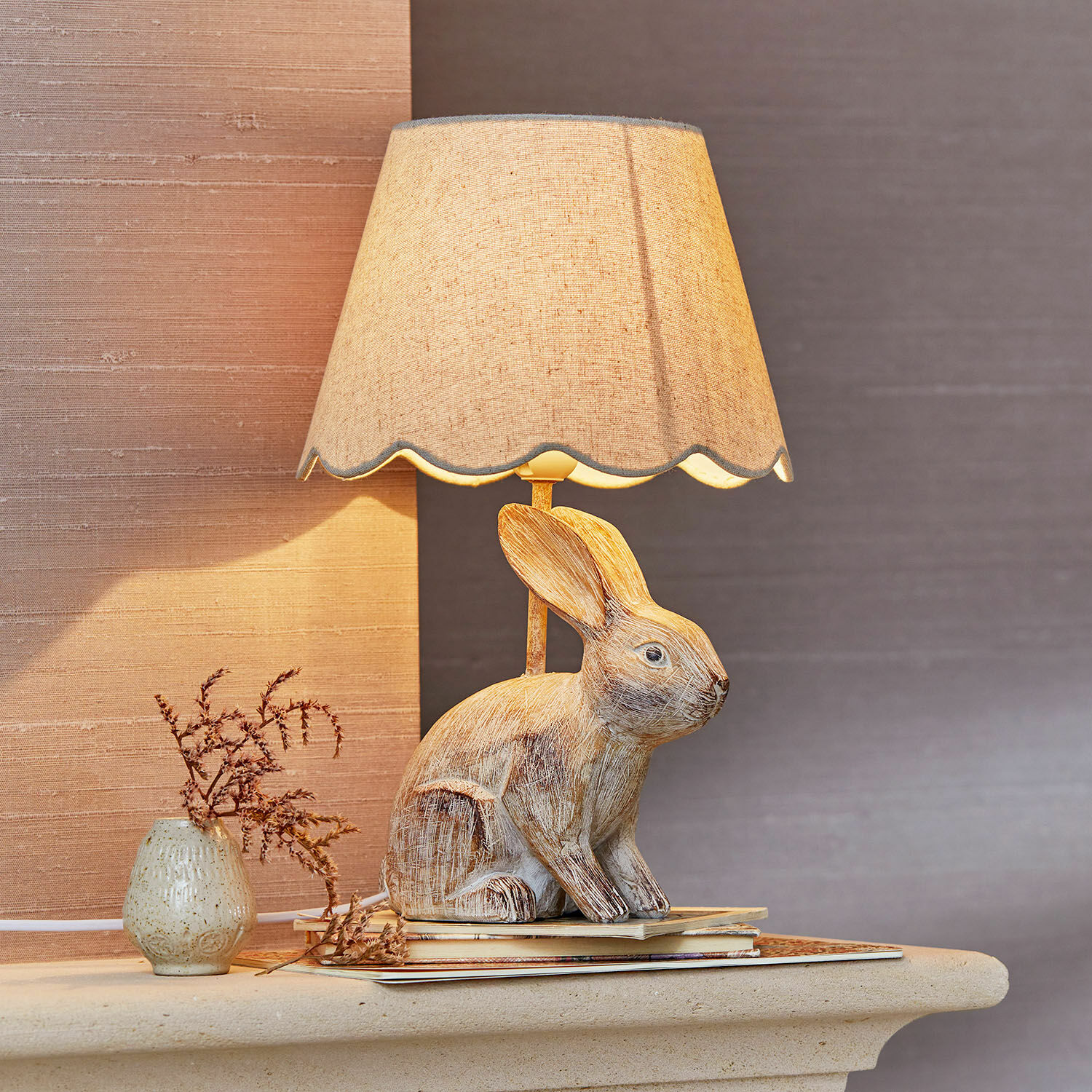 Lampe à poser Ryen Lampe de table avec abat-jour beige et base lapin en bois, décoration intérieure chaleureuse