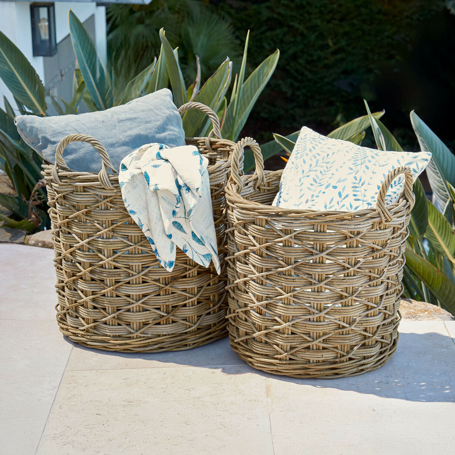 Deux paniers en osier naturel avec coussins et couverture, décoration extérieure pour jardin