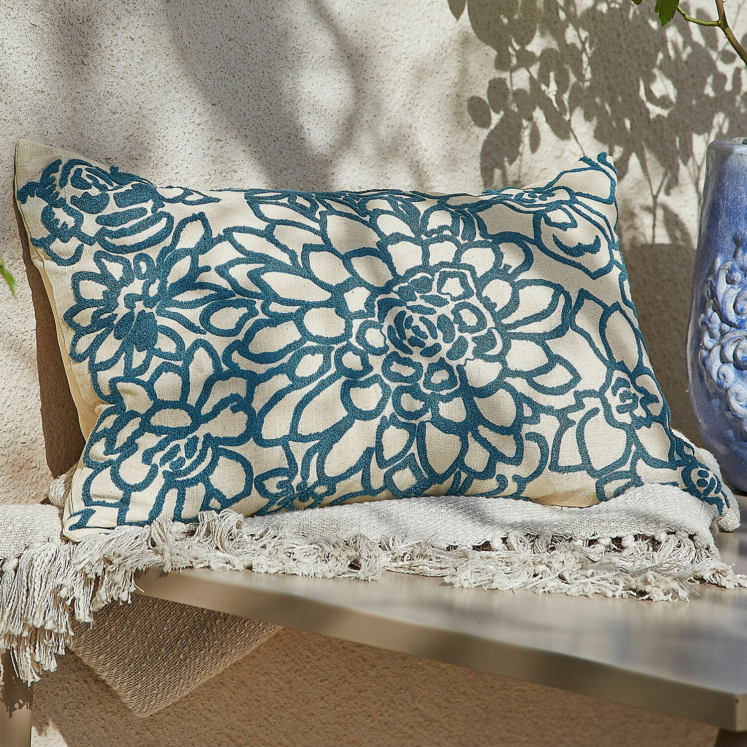 Housse de coussin Jacje Coussin décoratif en coton crème avec motif floral bleu et franges pour décoration intérieure