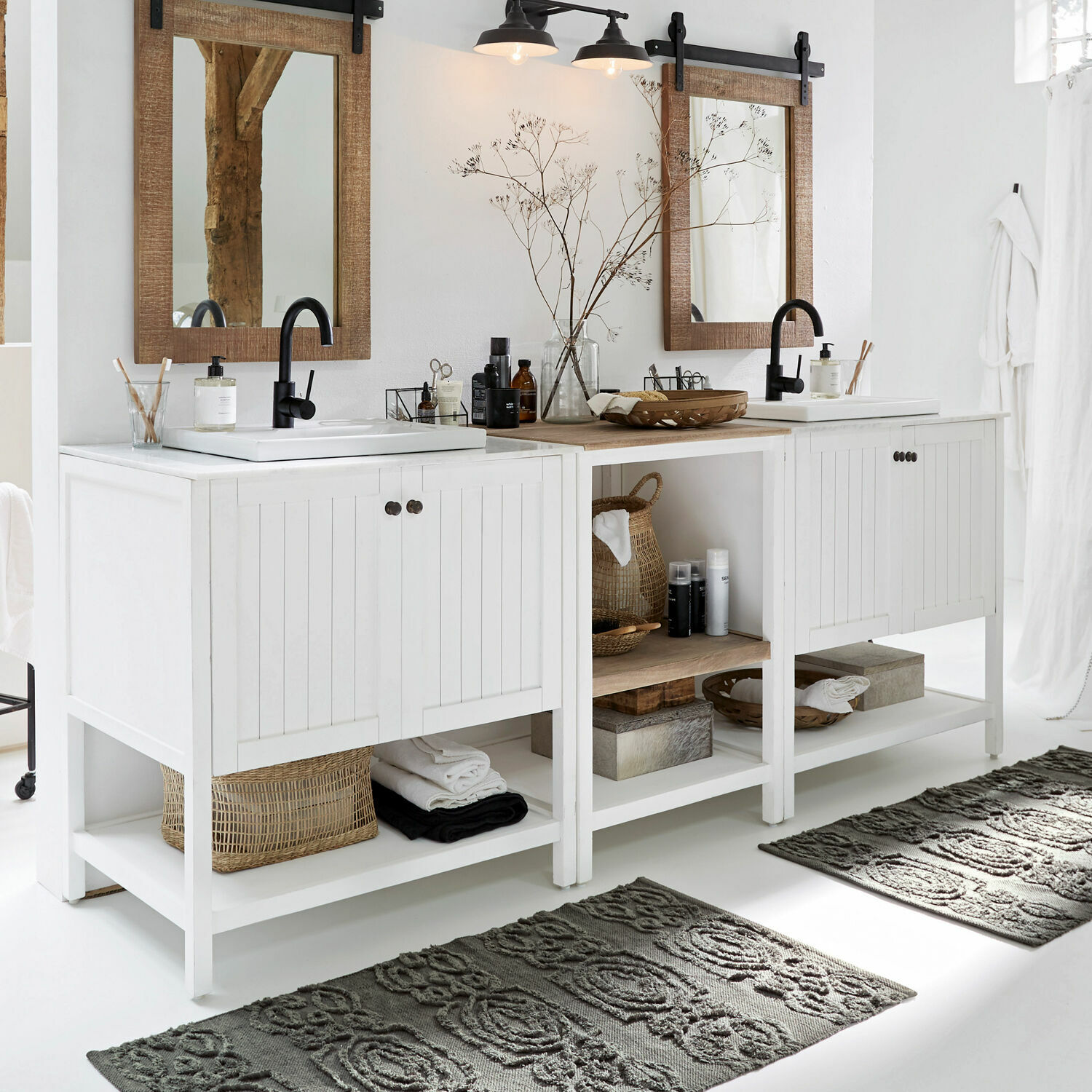 Meuble et vasques Tandilje Meuble de salle de bain blanc en bois avec deux vasques et robinets noirs, tapis gris
