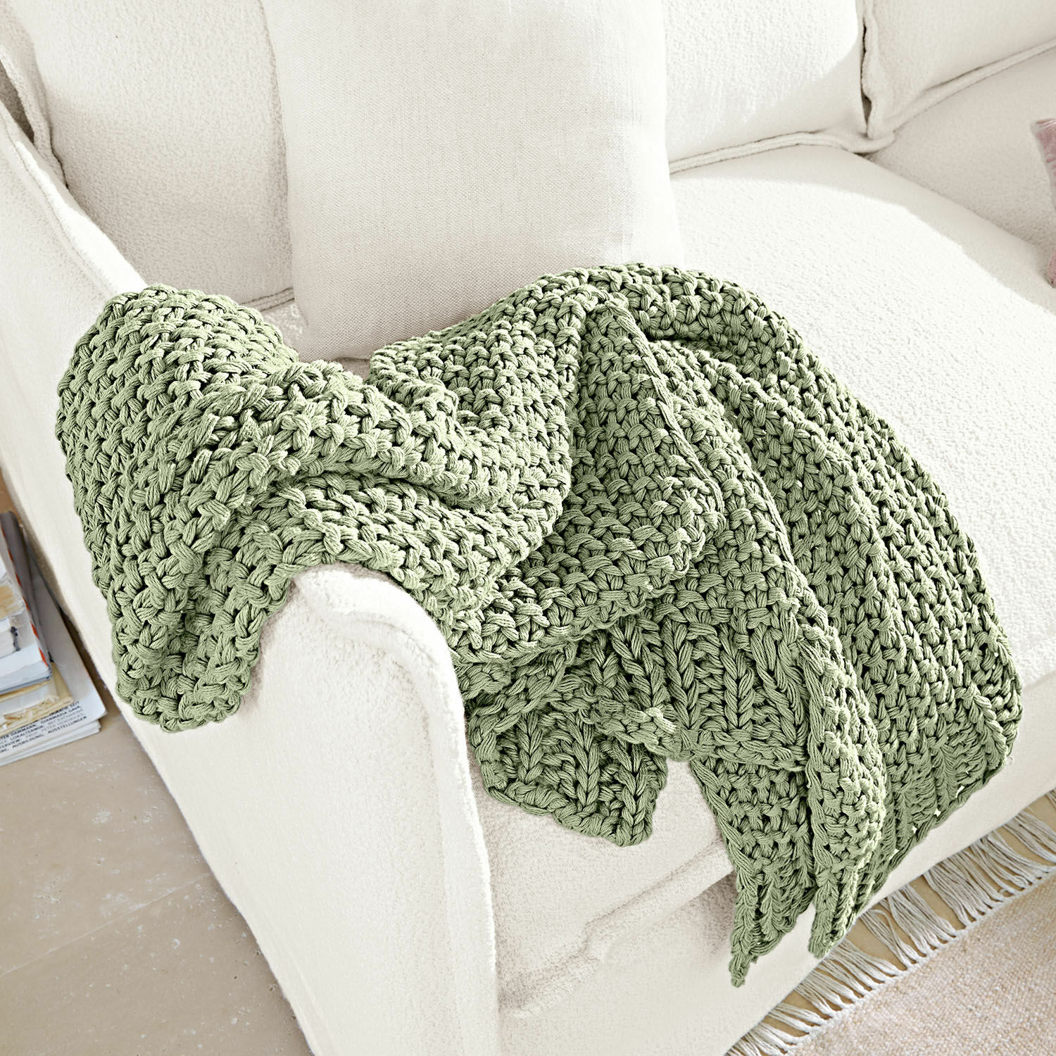 Plaid Plixoren Plaid vert tricoté épais posé sur un canapé blanc, décoration cosy et confortable