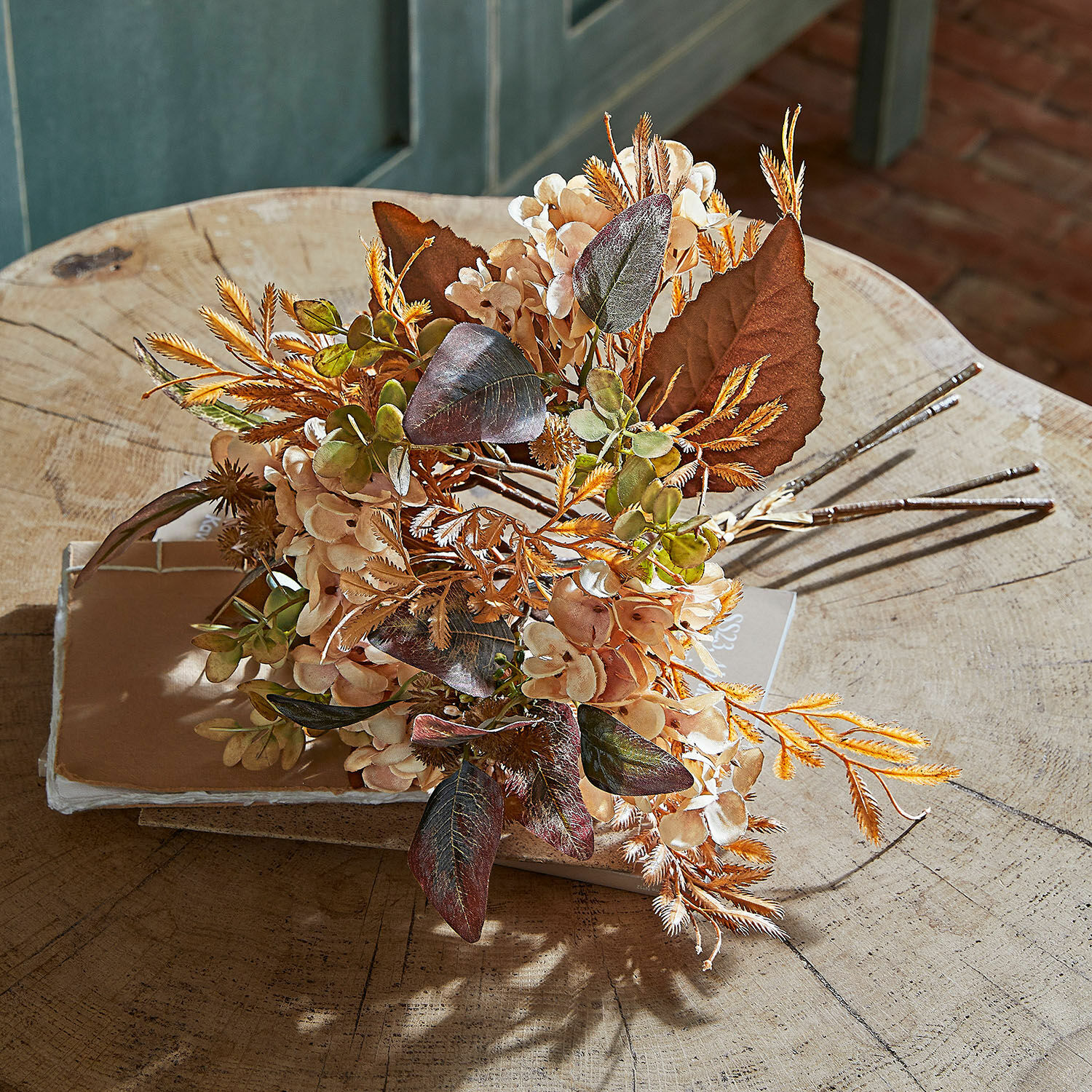 Bouquet décoratif Grazietta Bouquet de fleurs artificielles beige et marron posé sur une table en bois pour décoration intérieure