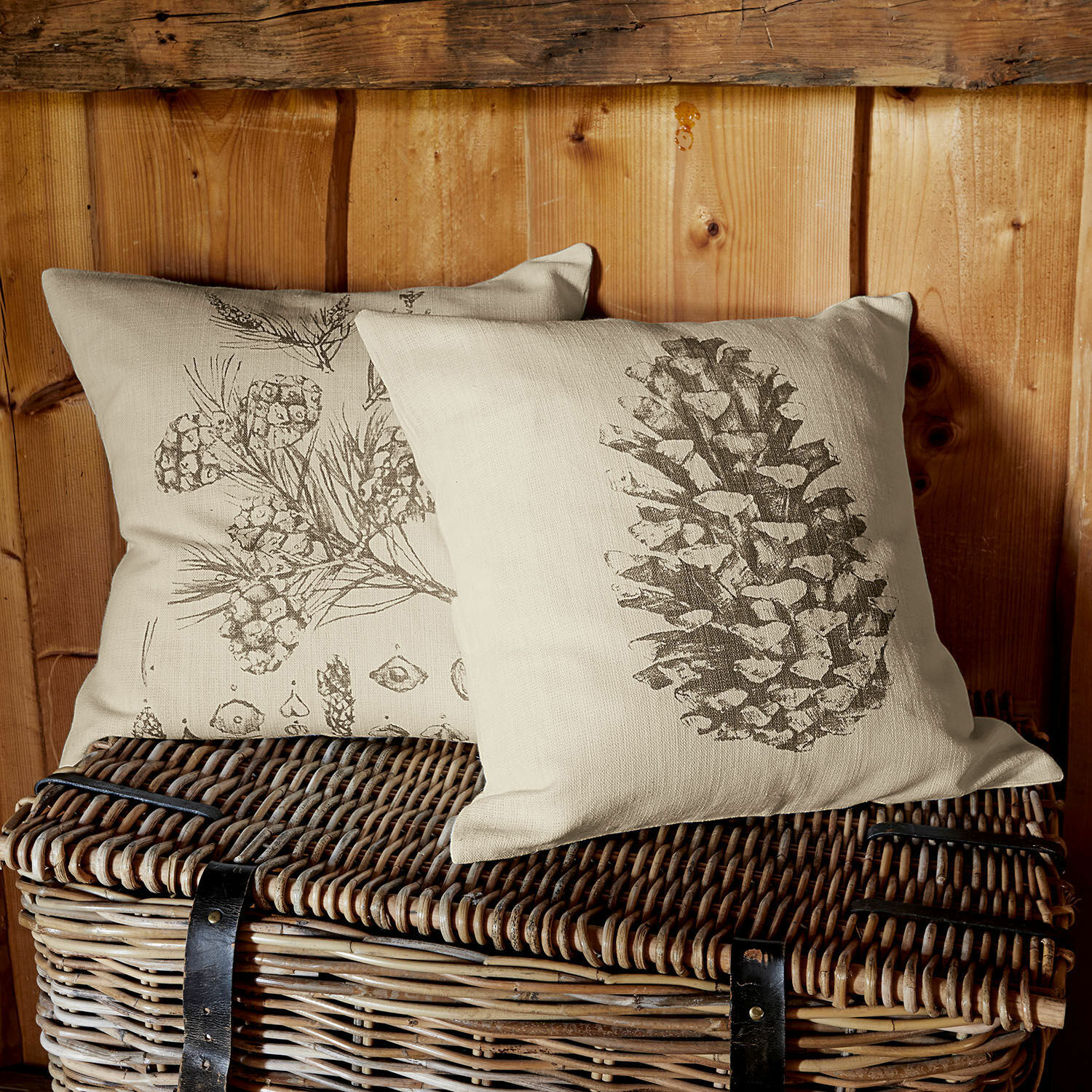 Lot de 2 housses de coussins Pinus Coussins en lin beige avec imprimé de pommes de pin et branches sur panier en osier, décoration naturelle
