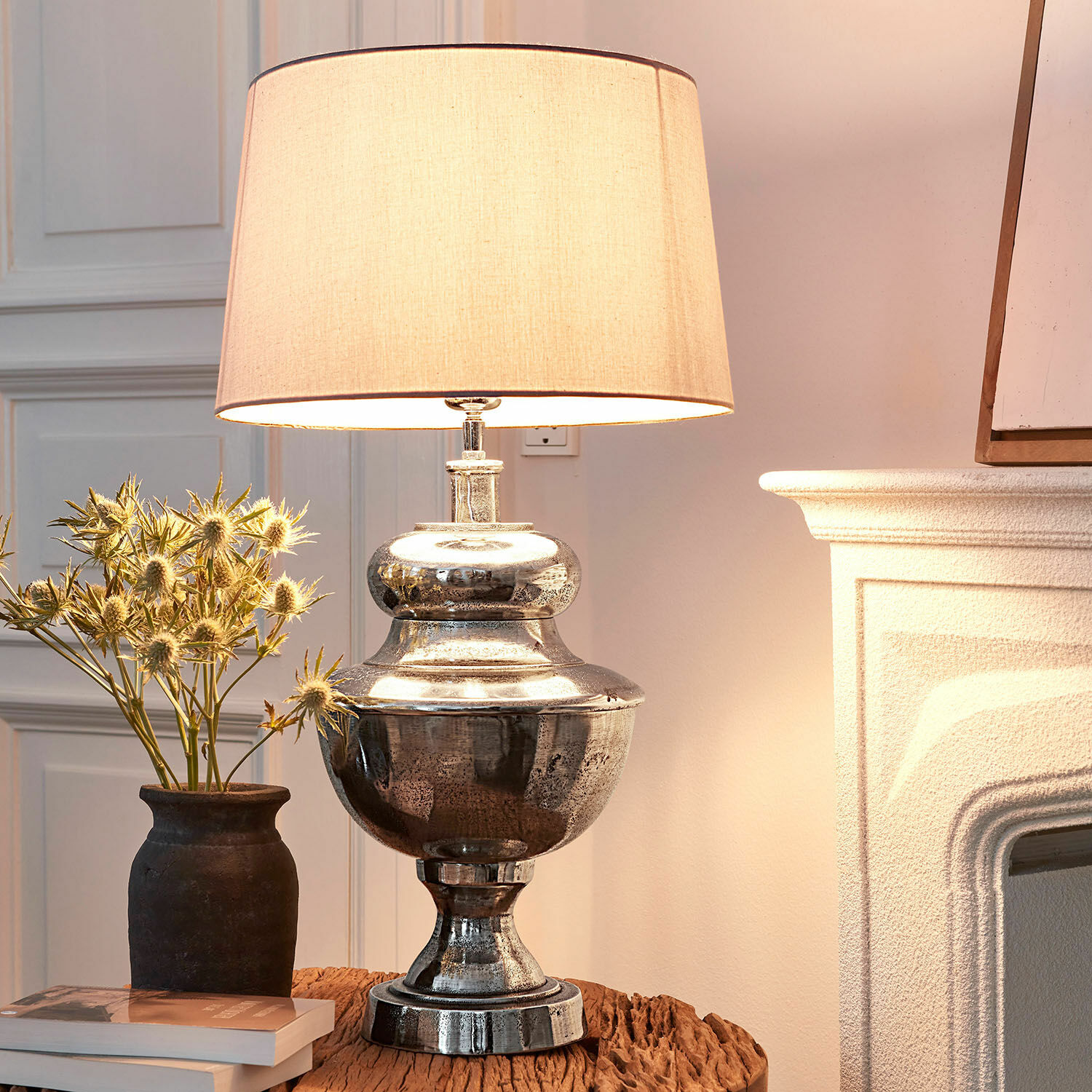 Lampe à poser Kalvin Lampe de table avec base en métal argenté et abat-jour beige sur une table en bois