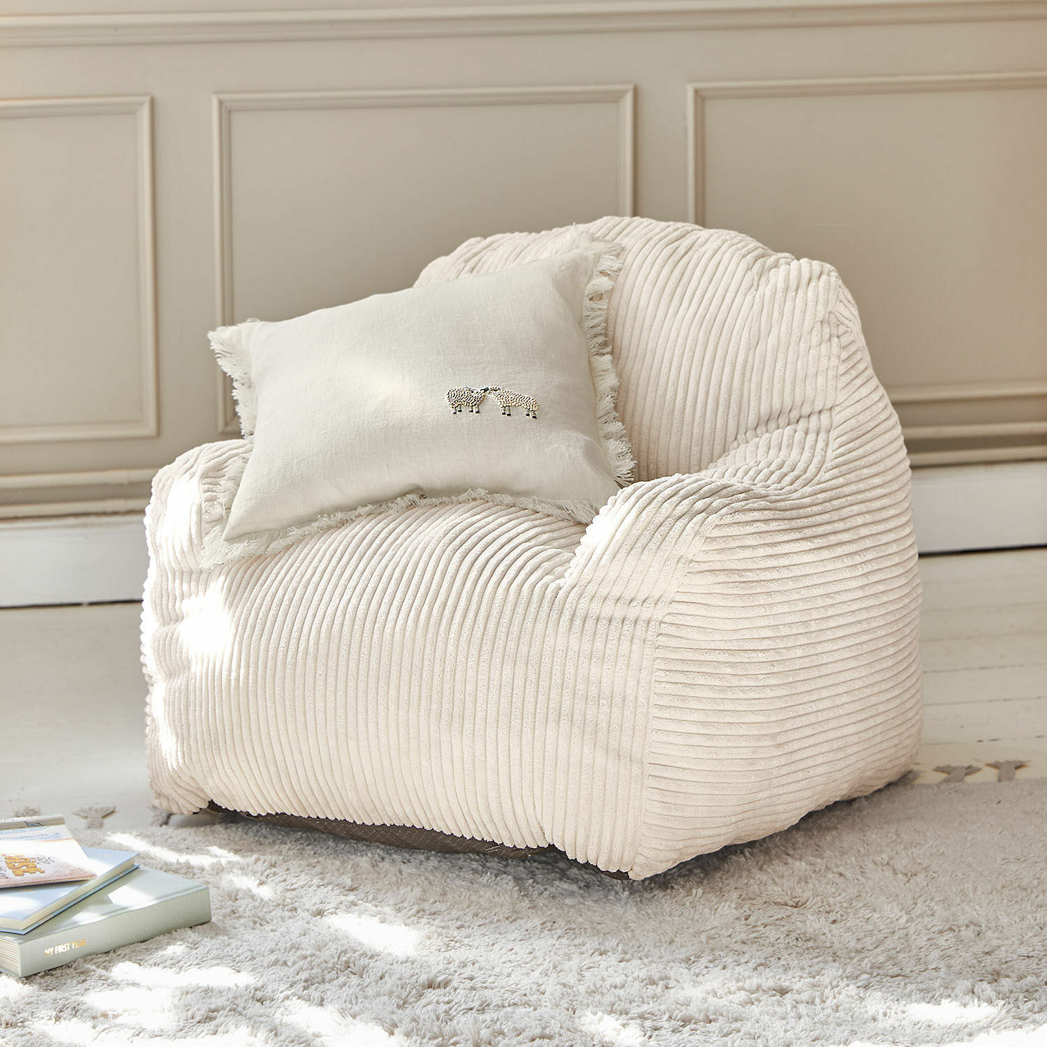 Fauteuil pour enfants Sorvani Fauteuil en velours côtelé beige avec coussin clair à franges et broderie de moutons