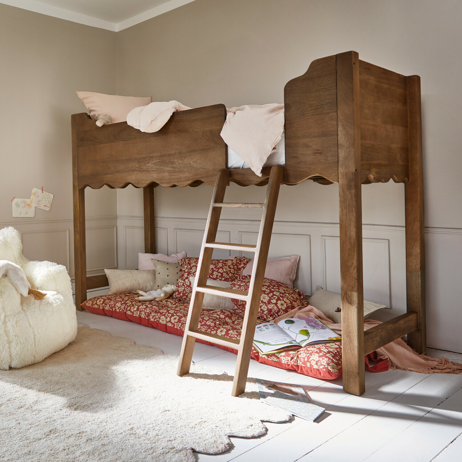 Lit mezzanine Jomilas Lit superposé en bois marron avec échelle et coussins moelleux en bas, chambre d'enfant lumineuse