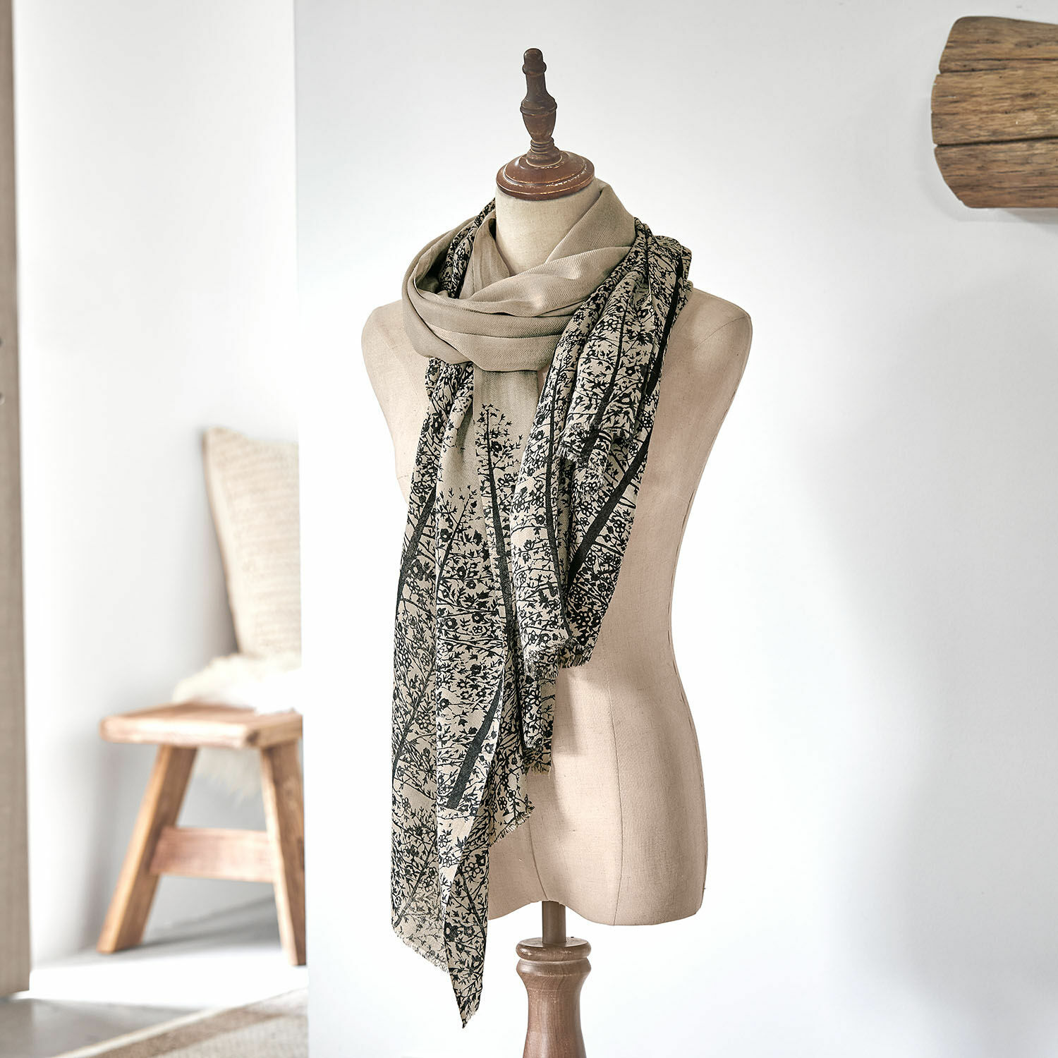 Étole Daralon Écharpe beige à motif végétal noir sur mannequin dans un intérieur clair, accessoire léger et élégant