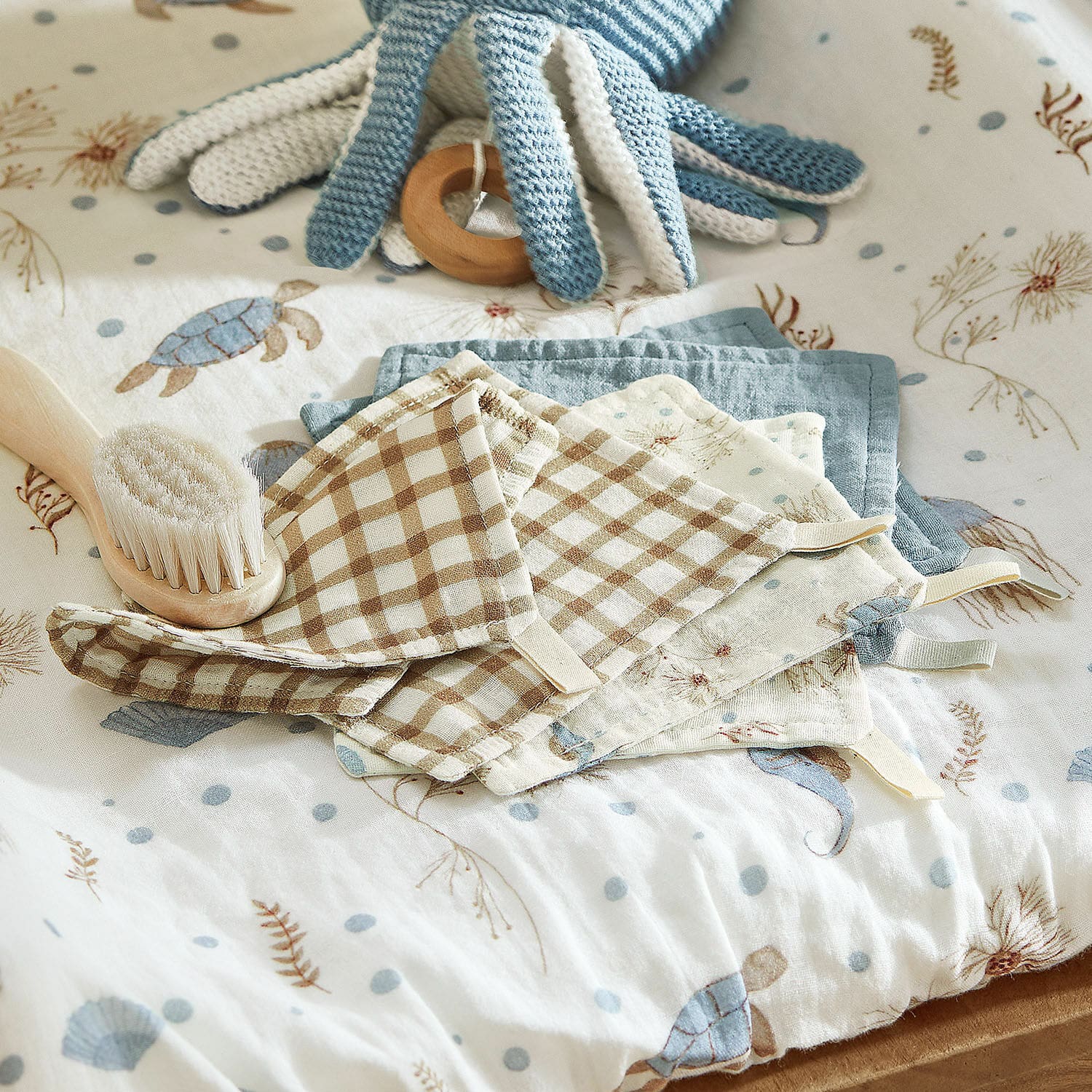 Lot de 6 gants de toilette Tinkertop Ensemble de langes en coton à carreaux et motifs marins sur lit bébé avec brosse douce en bois