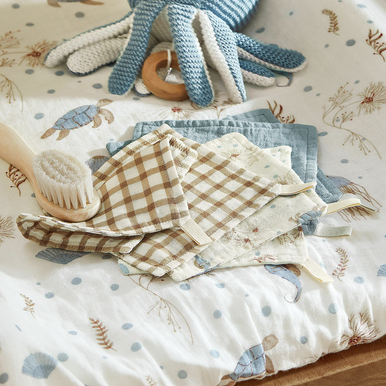 Lot de 6 gants de toilette Tinkertop Ensemble de langes en coton à carreaux et motifs marins sur lit bébé avec brosse douce en bois