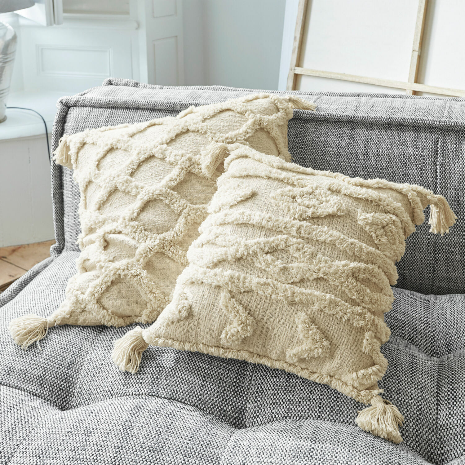 Lot de 2 housses de coussins Linares Coussins décoratifs en coton beige avec franges sur canapé gris, motifs texturés pour salon cosy