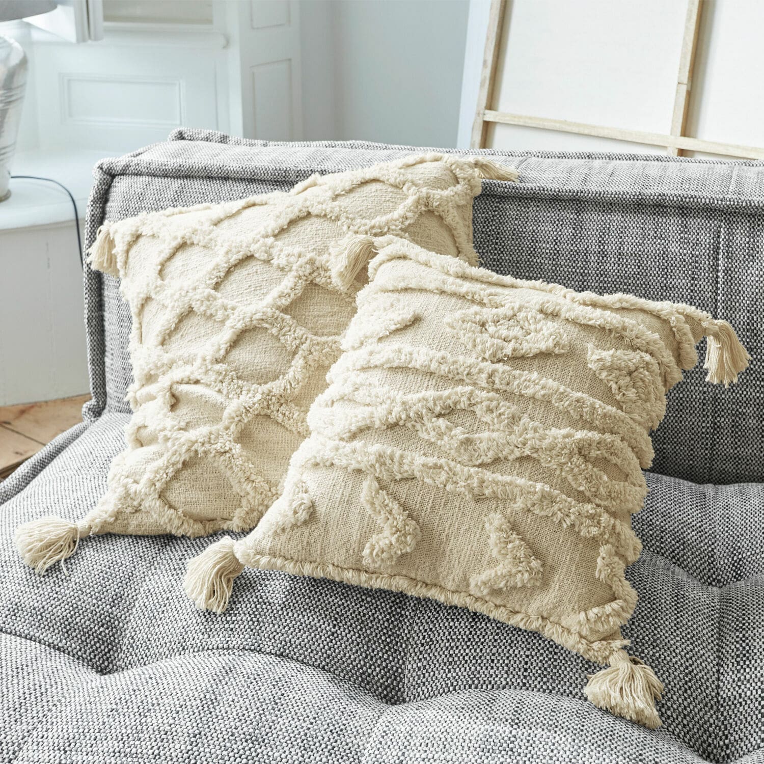 Lot de 2 housses de coussins Linares Coussins décoratifs en coton beige avec franges sur canapé gris, motifs texturés pour salon cosy