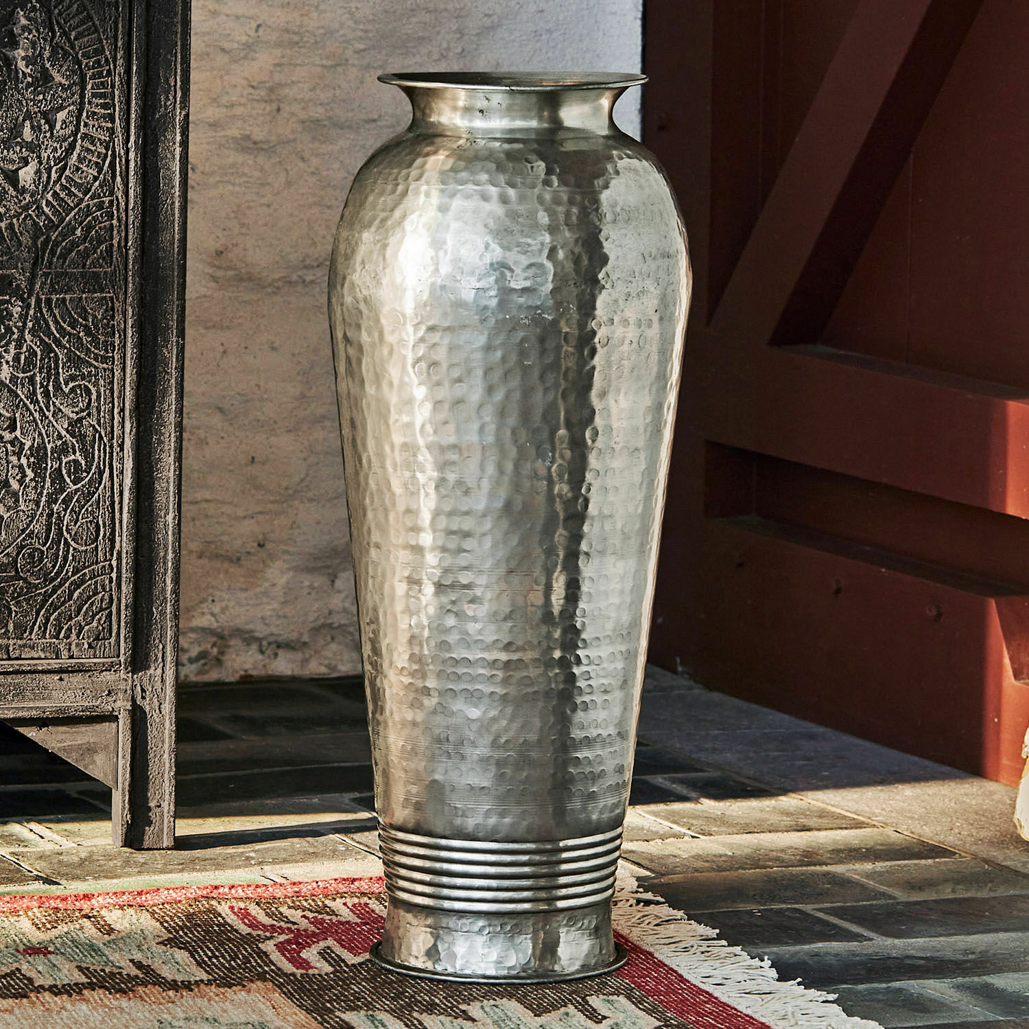 Porte-parapluies Saba Grand vase en métal martelé argenté pour décoration intérieure, vase décoratif en métal moderne