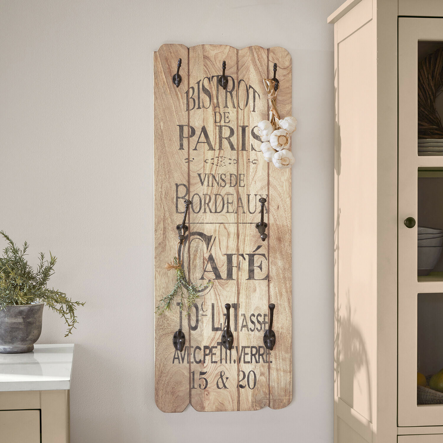 Portemanteau Frélomane Porte-manteau mural en bois clair avec crochets en métal noir et inscription française vintage