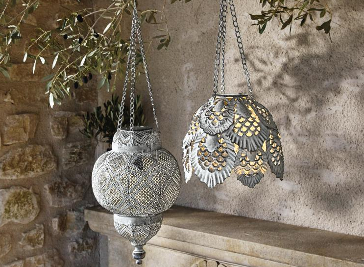Lanterne orientale en métal gris avec motifs ajourés suspendue, éclairage décoratif pour intérieur et jardin