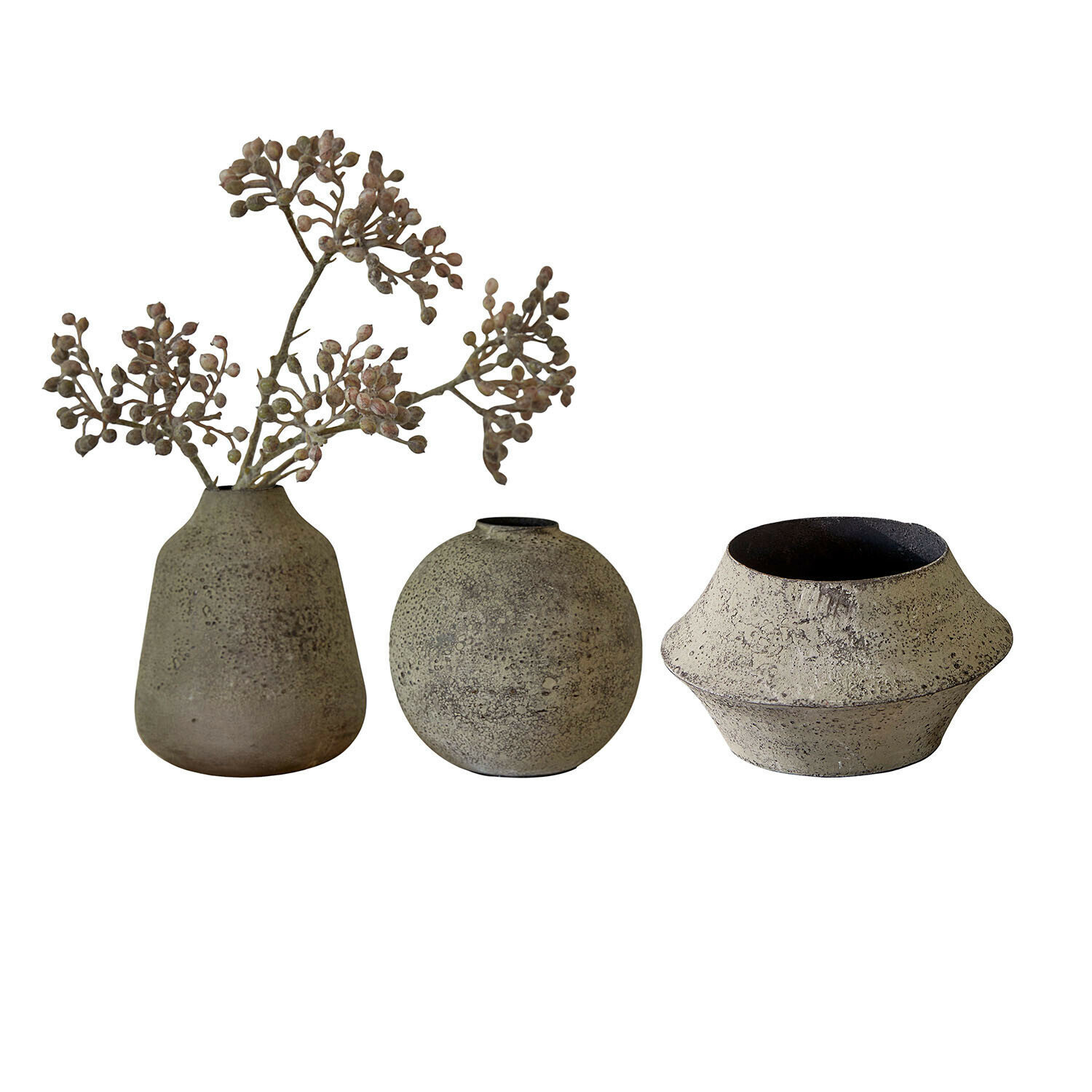 Lot de 3 vases Nalira Ensemble de trois vases en céramique beige de formes variées pour décoration intérieure